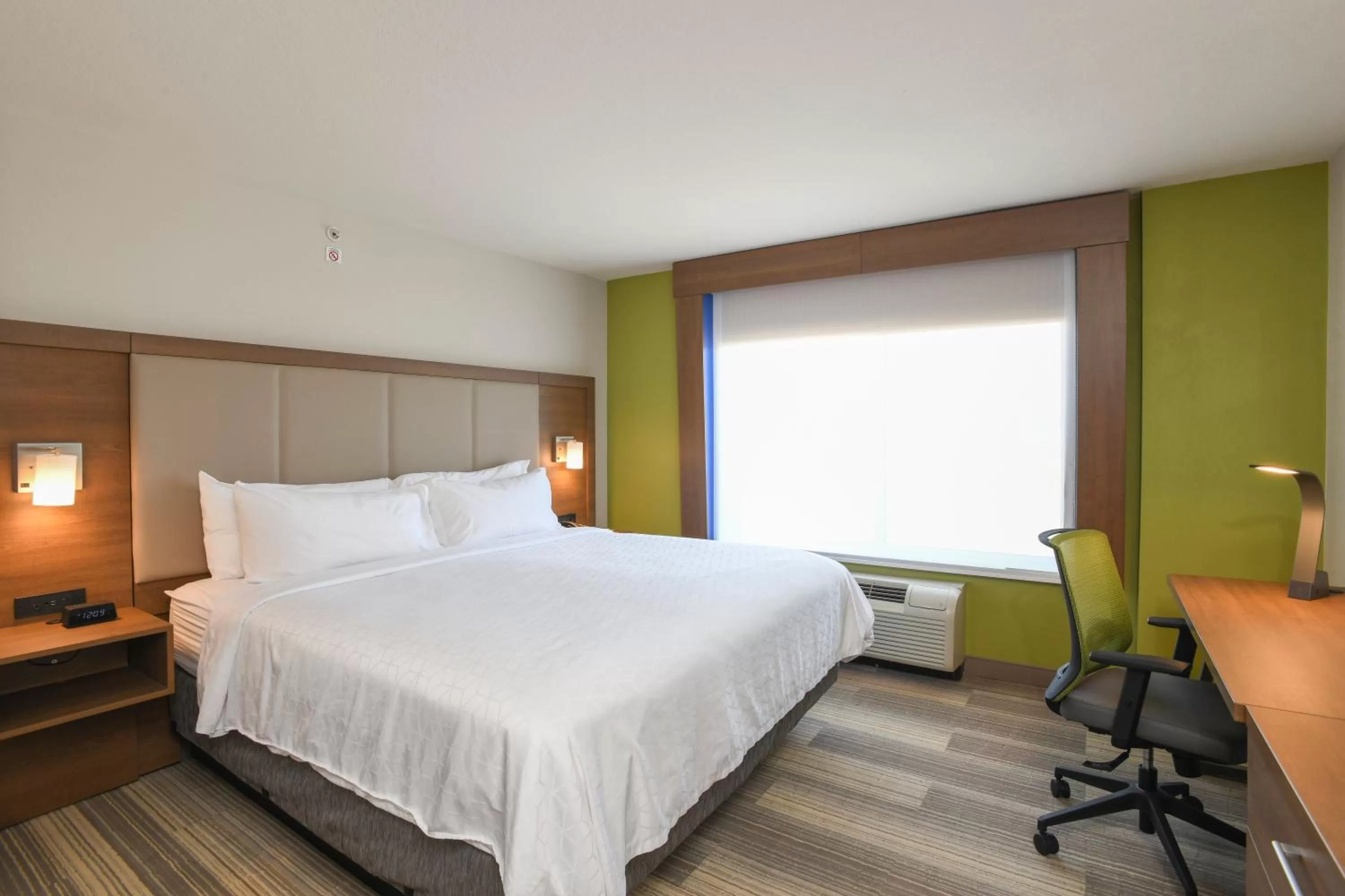 Photo of the whole room, Bed in Holiday Inn Express Hotel & Suites Richwood - Cincinnati South by IHG
