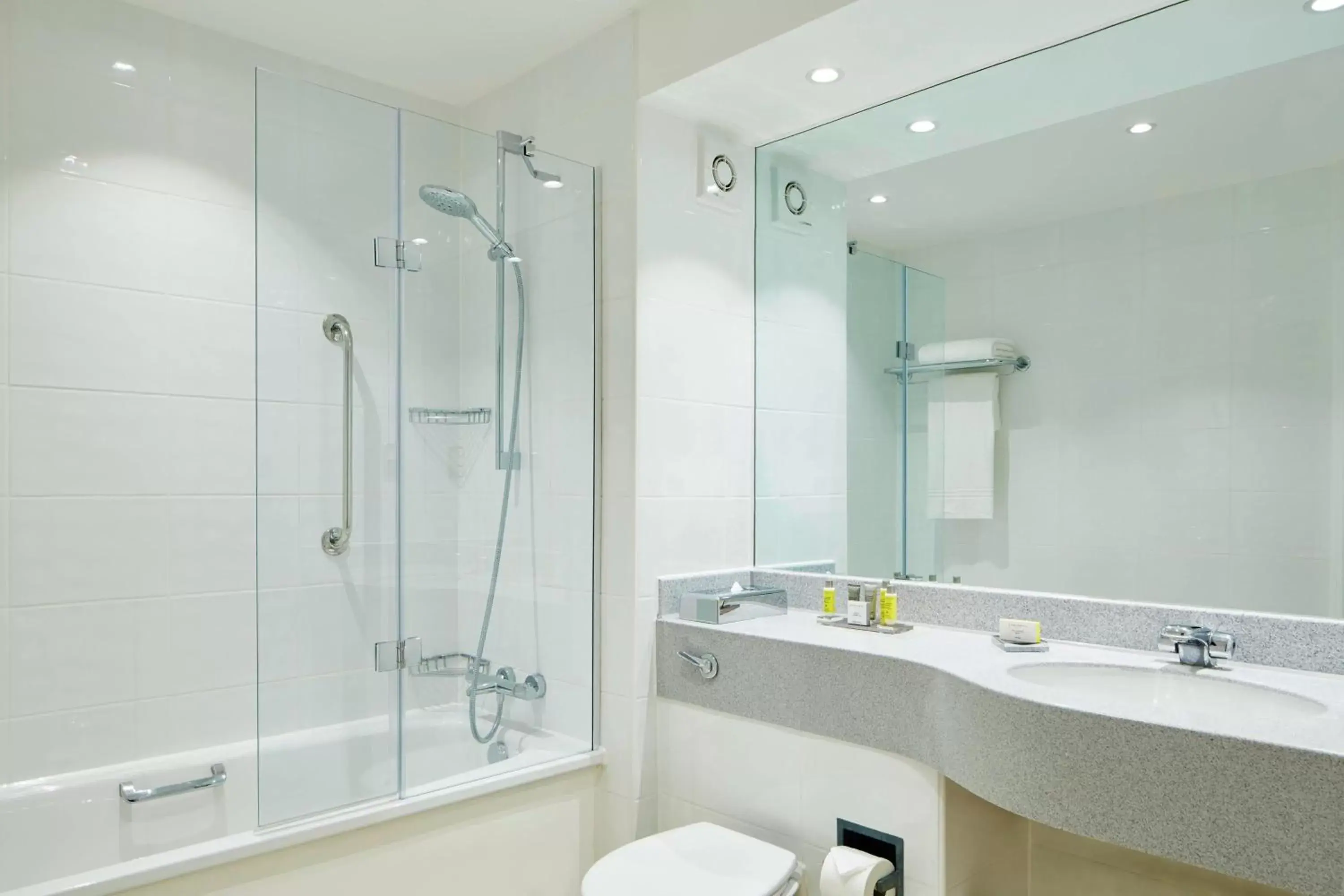 Bathroom in Delta Hotels by Marriott Manchester Airport