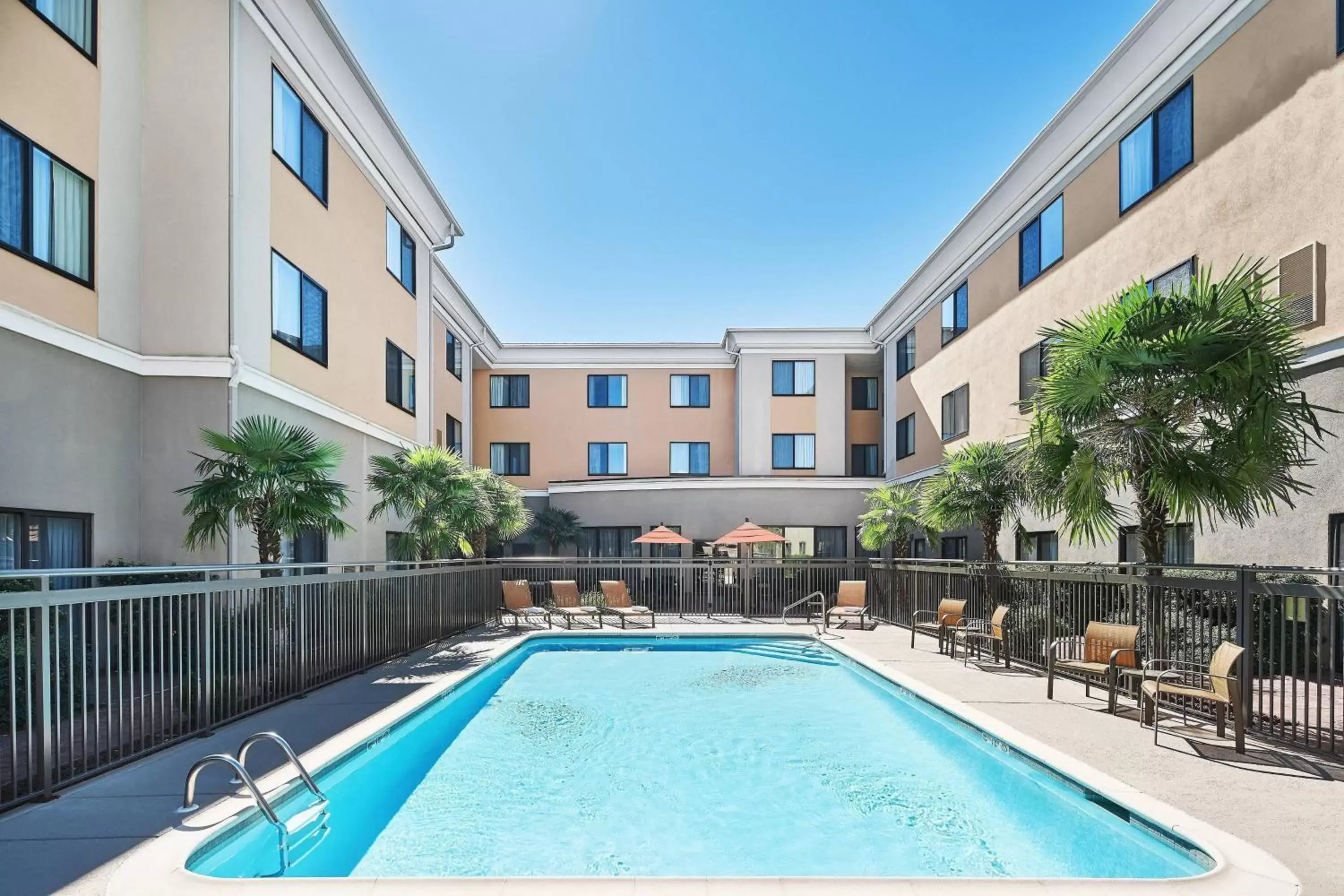 Swimming Pool in Courtyard Shreveport-Bossier City/Louisiana Boardwalk