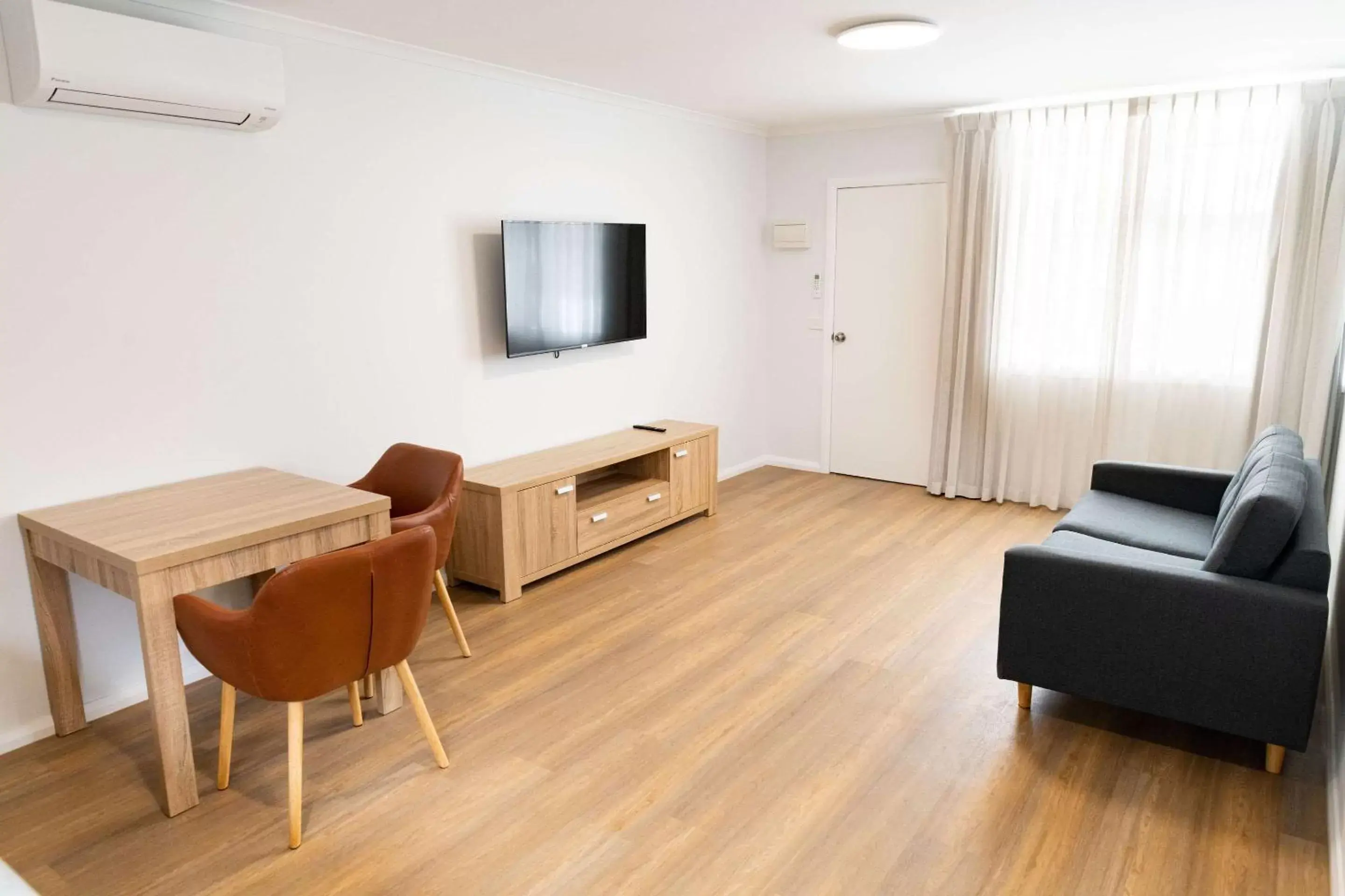 Bedroom, TV/Entertainment Center in Econo Lodge Mildura