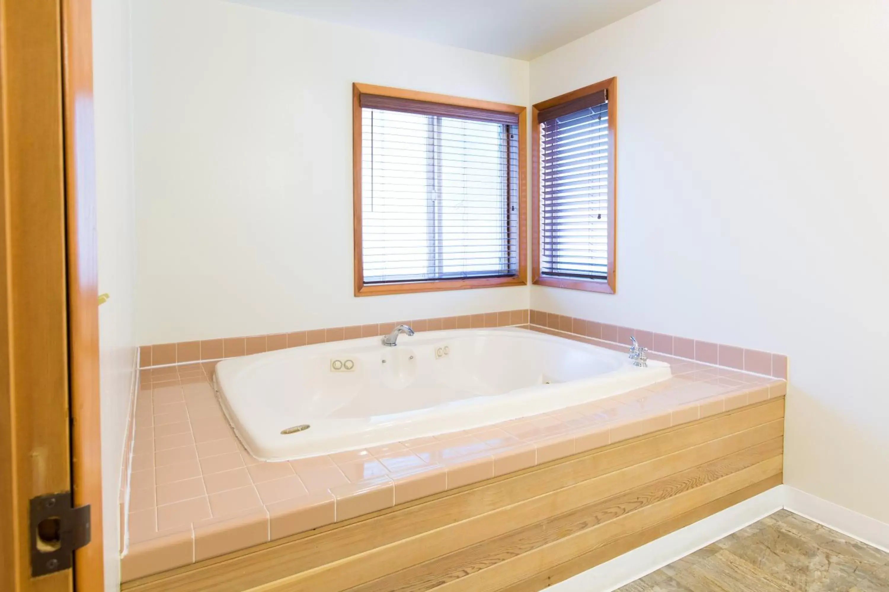 Hot Tub, Bathroom in Westcliff Lodge