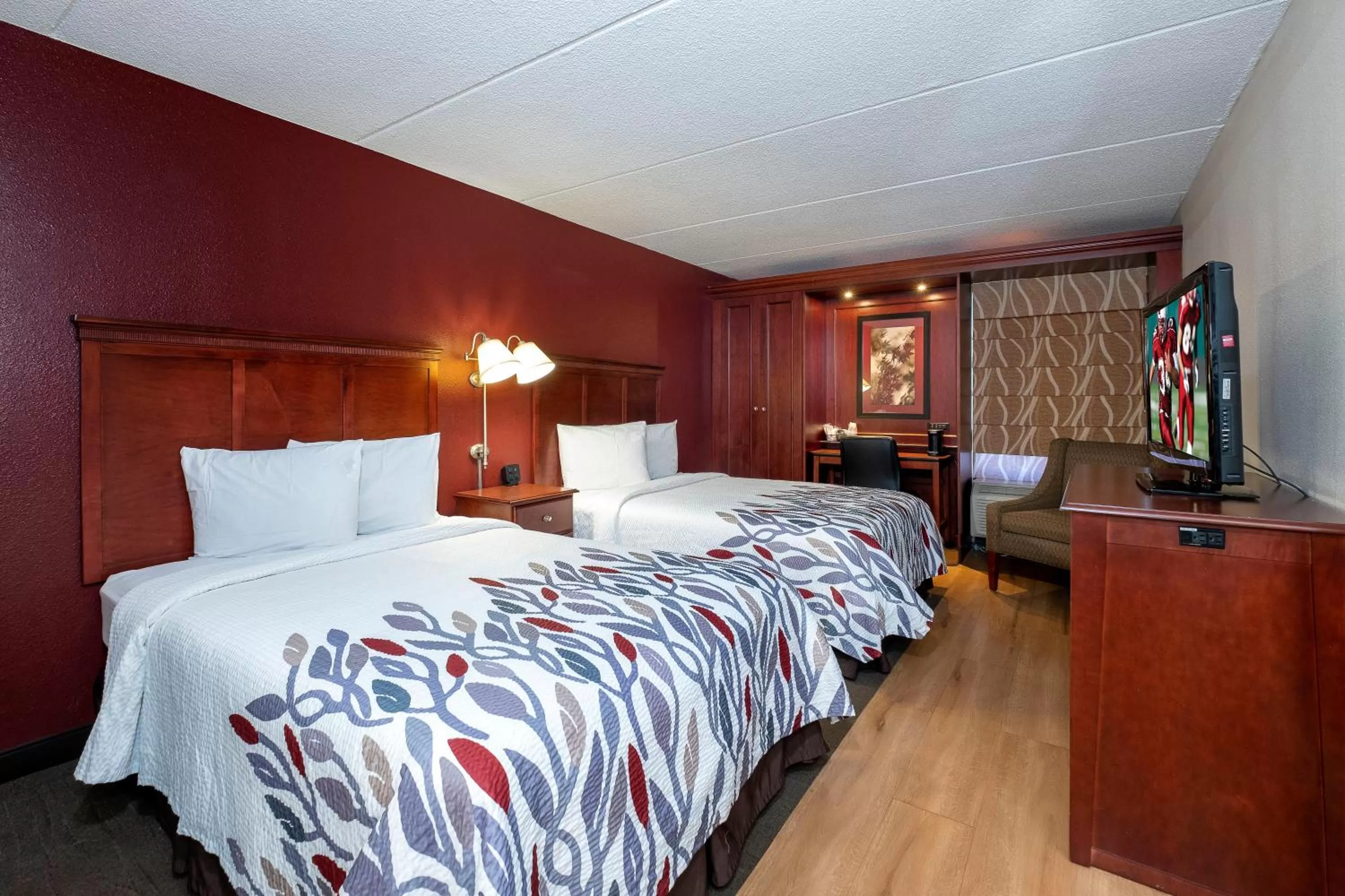 Photo of the whole room, Bed in Red Roof Inn Meriden