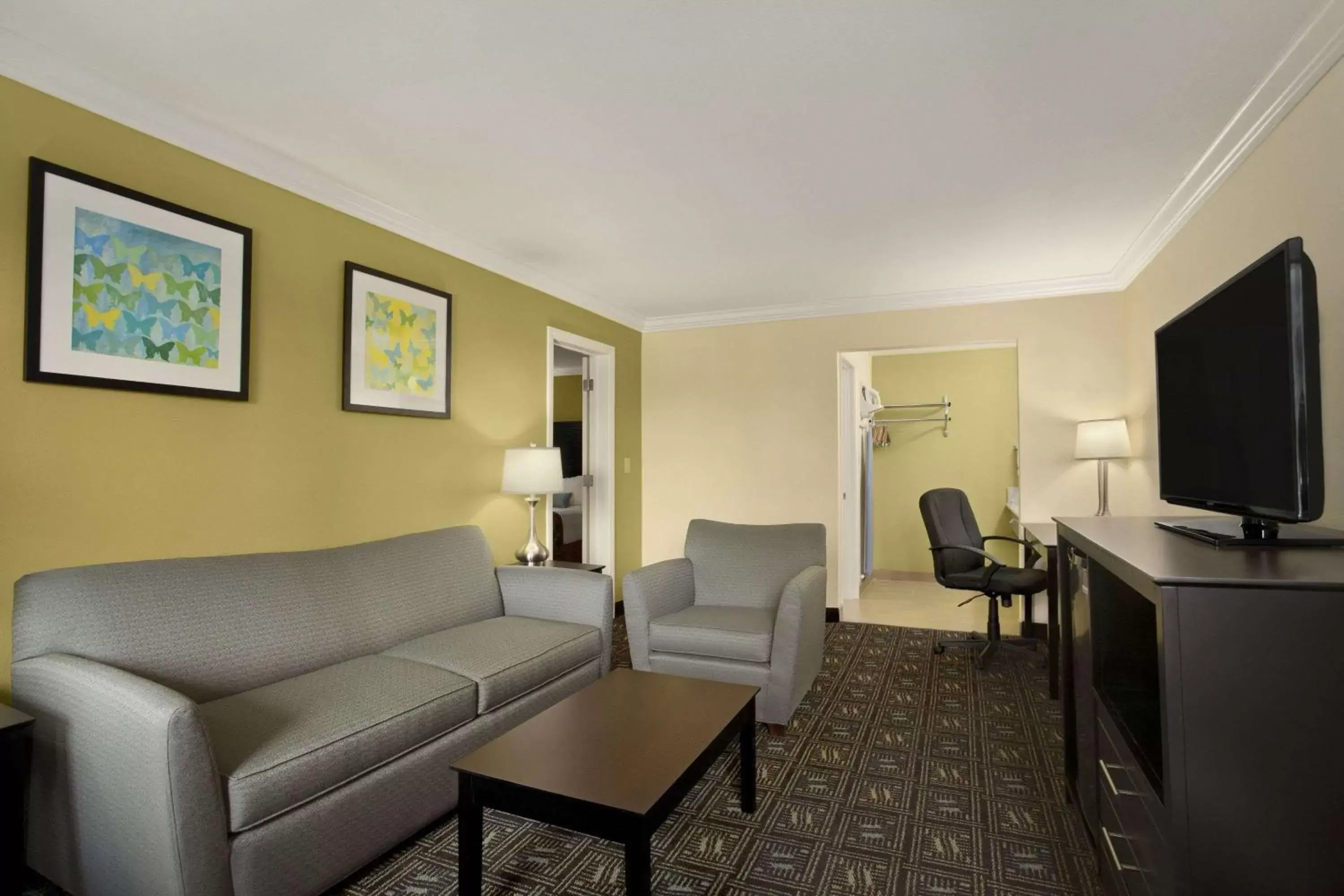 Photo of the whole room, Seating Area in Solara Inn and Suites