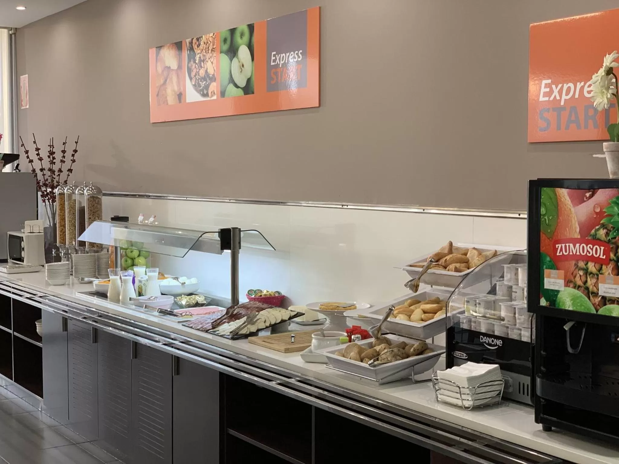 Restaurant/places to eat in Holiday Inn Express Vitoria by IHG