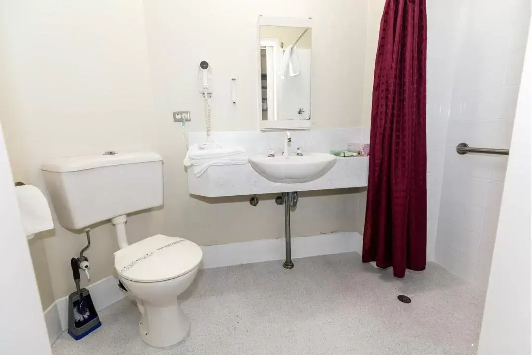 Toilet, Bathroom in Mariners Court Hotel Sydney