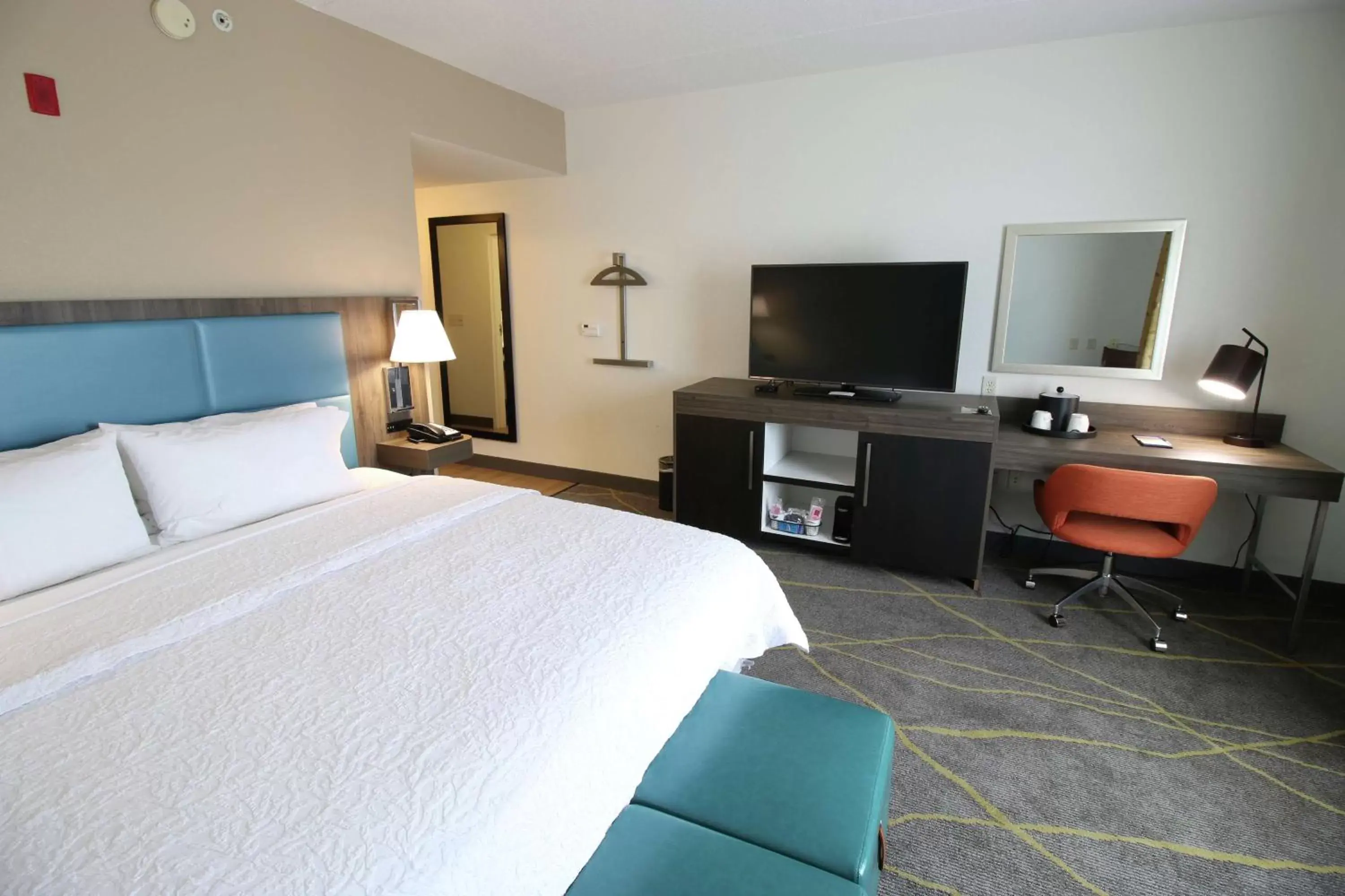 Bed, TV/Entertainment Center in Hampton Inn & Suites Palm Coast