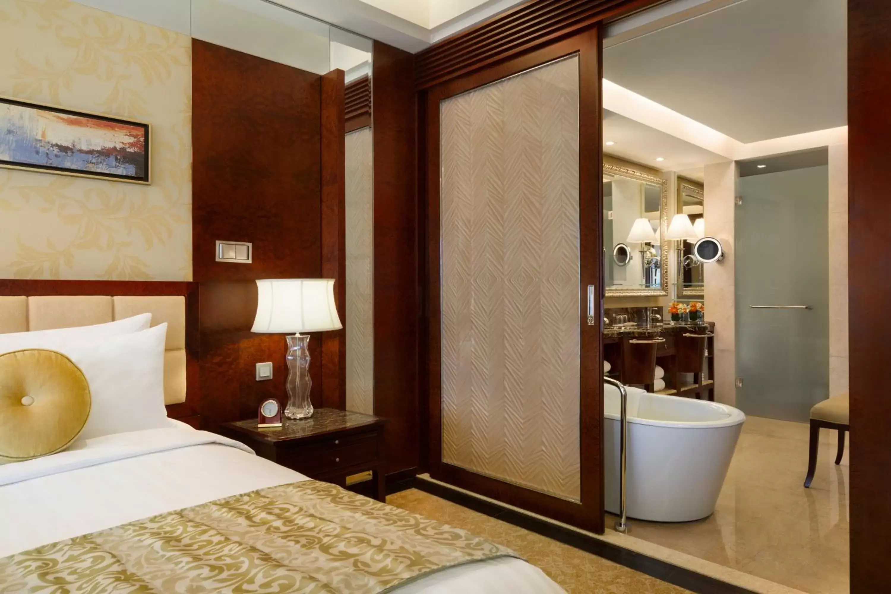 Other, Bed in Shangri-La Qingdao - May Fourth Square