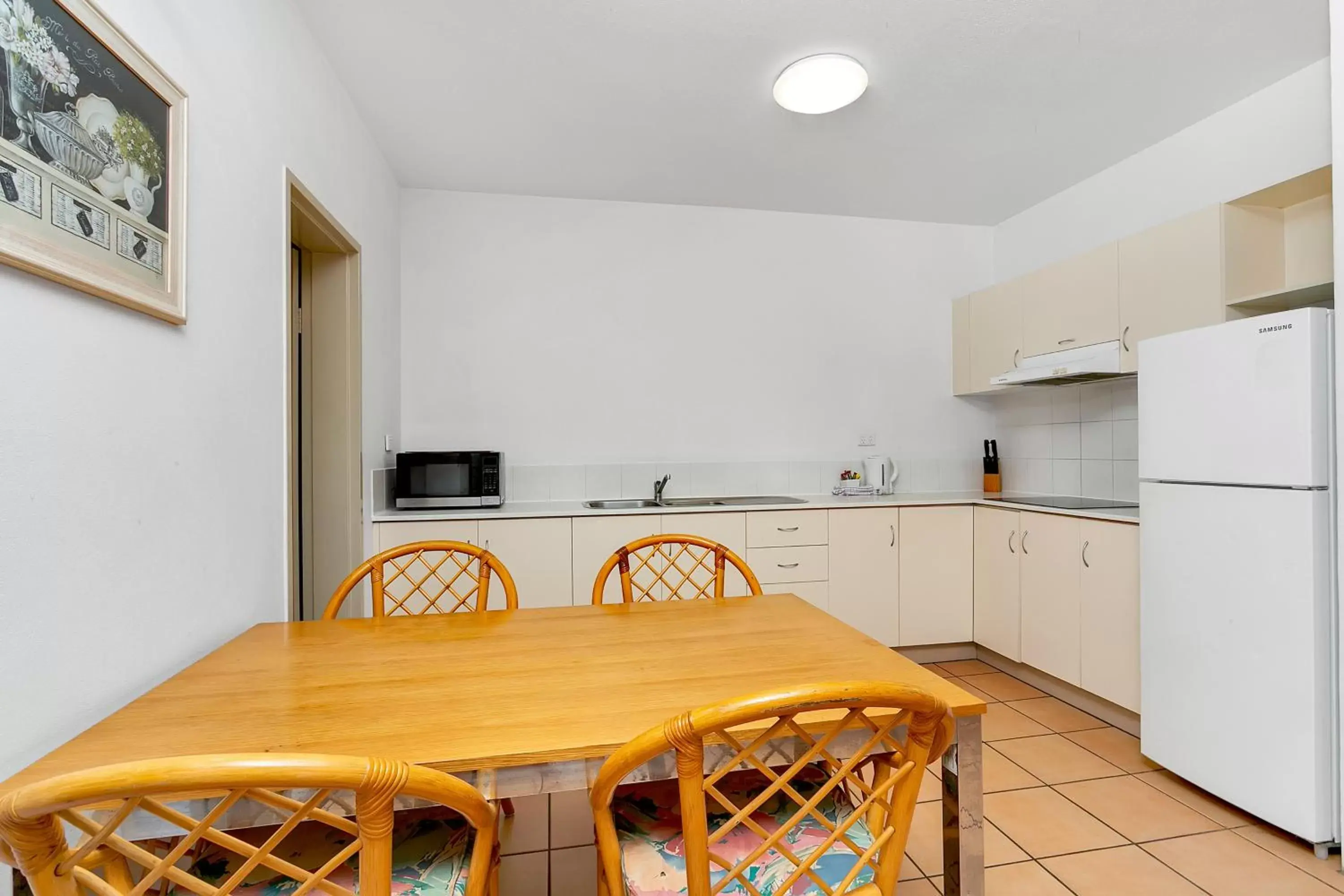 Kitchen or kitchenette, Dining Area in Cairns Reef Apartments & Motel