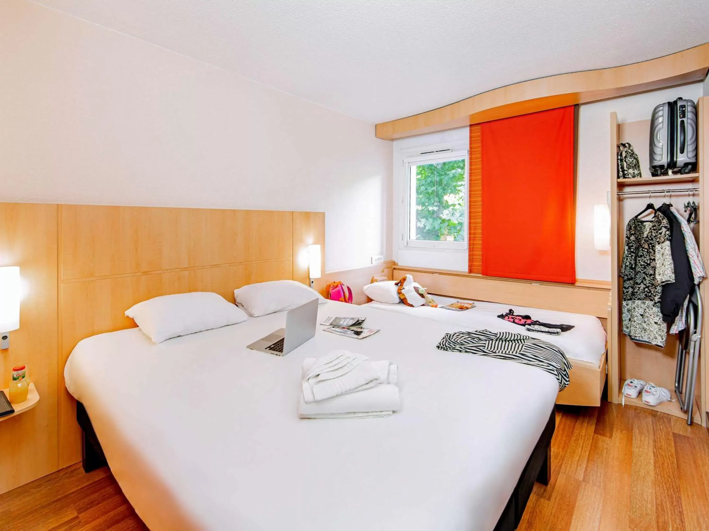 Photo of the whole room, Bed in ibis Mulhouse Centre Filature