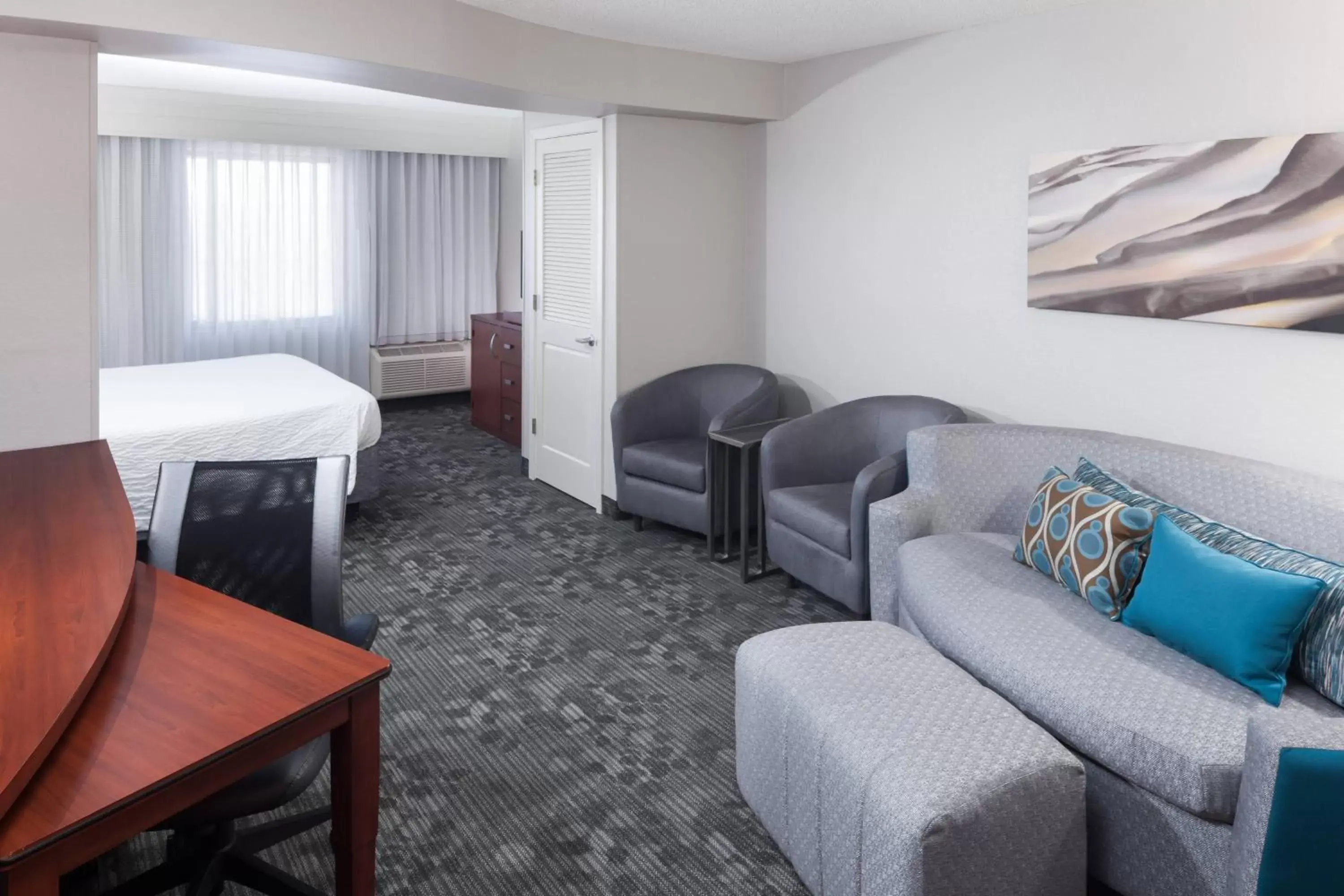 Photo of the whole room, Seating Area in Courtyard by Marriott Birmingham Trussville