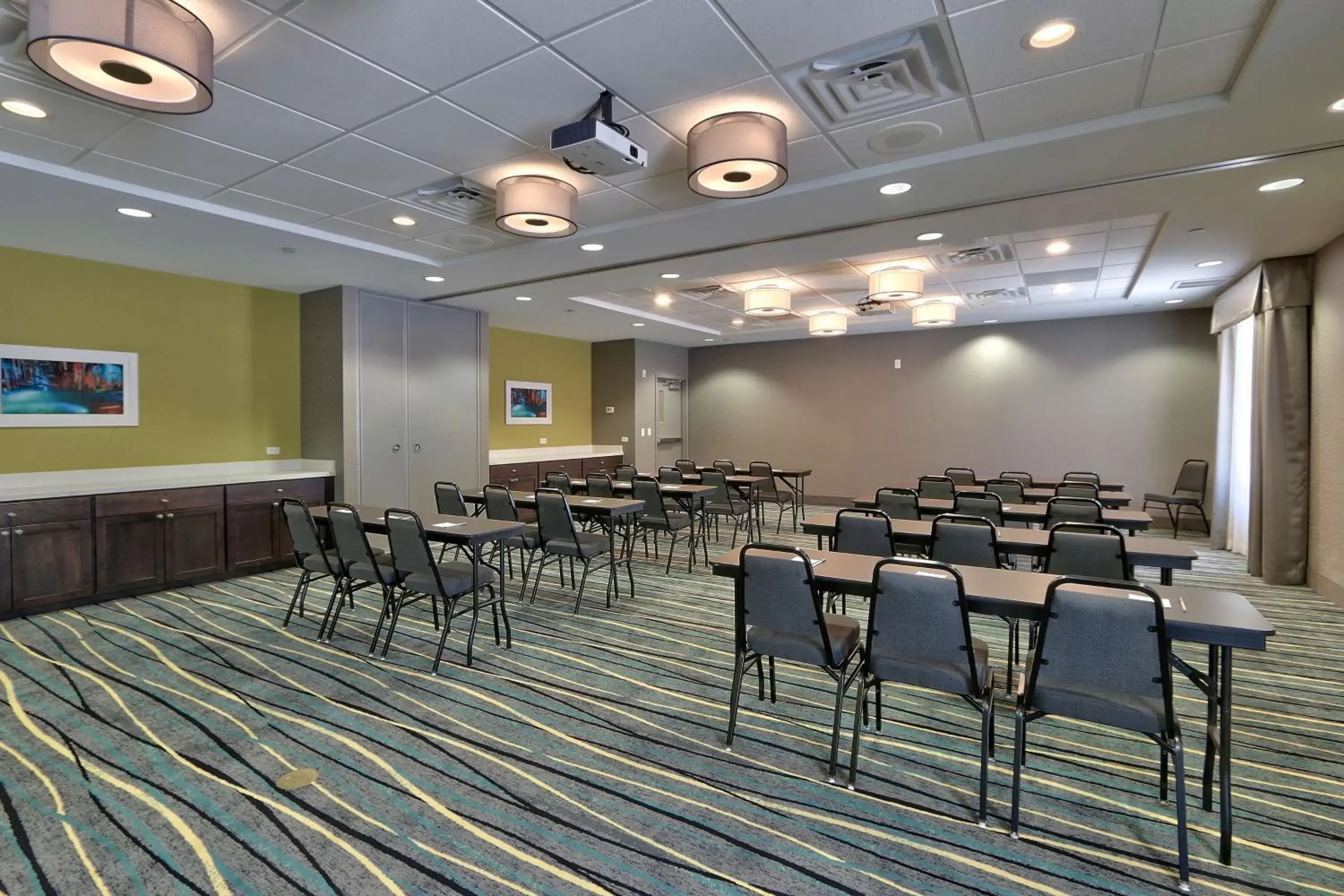 Meeting/conference room in Hampton Inn & Suites Albuquerque Airport