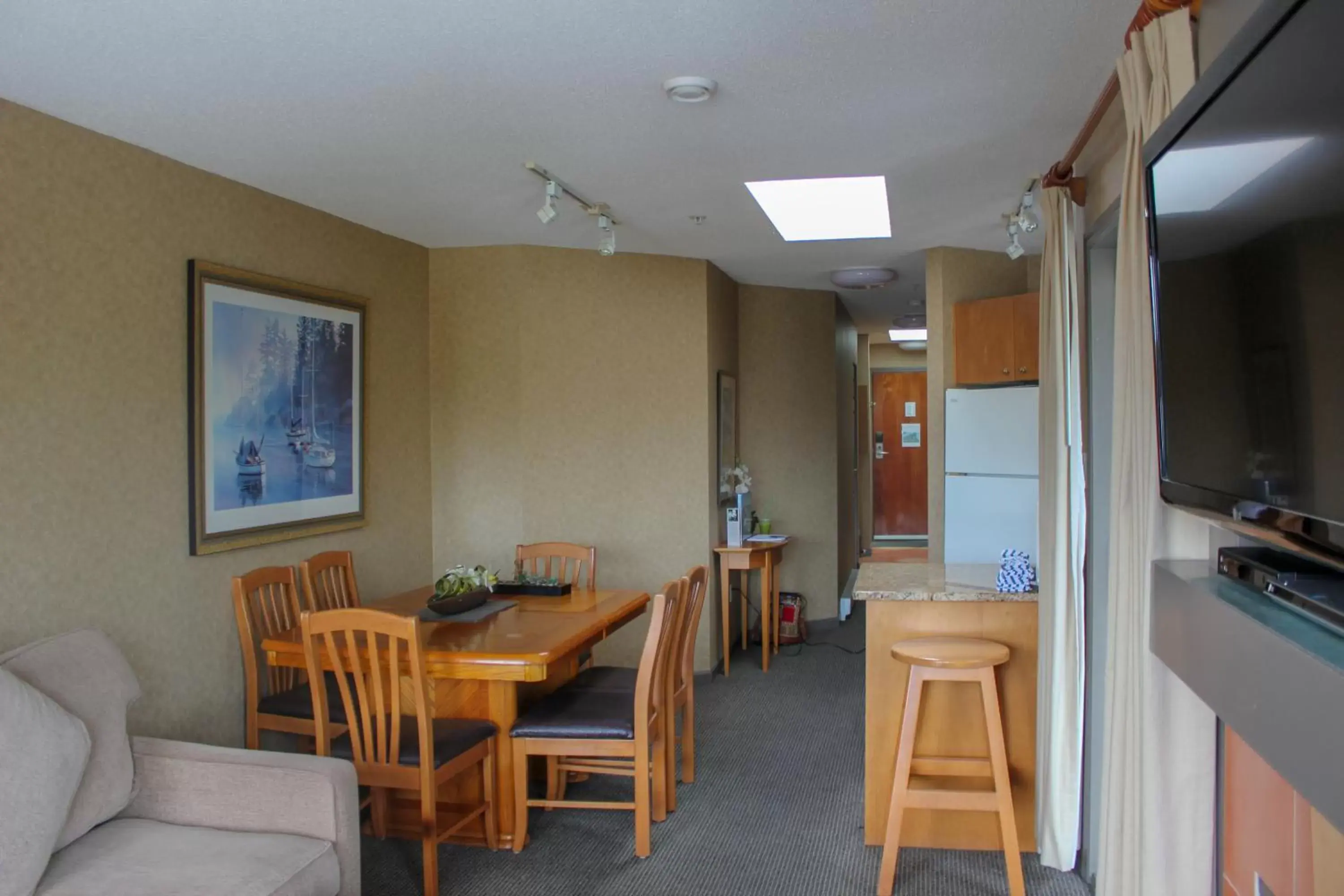 Living room, Dining Area in Pacific Shores Resort & Spa