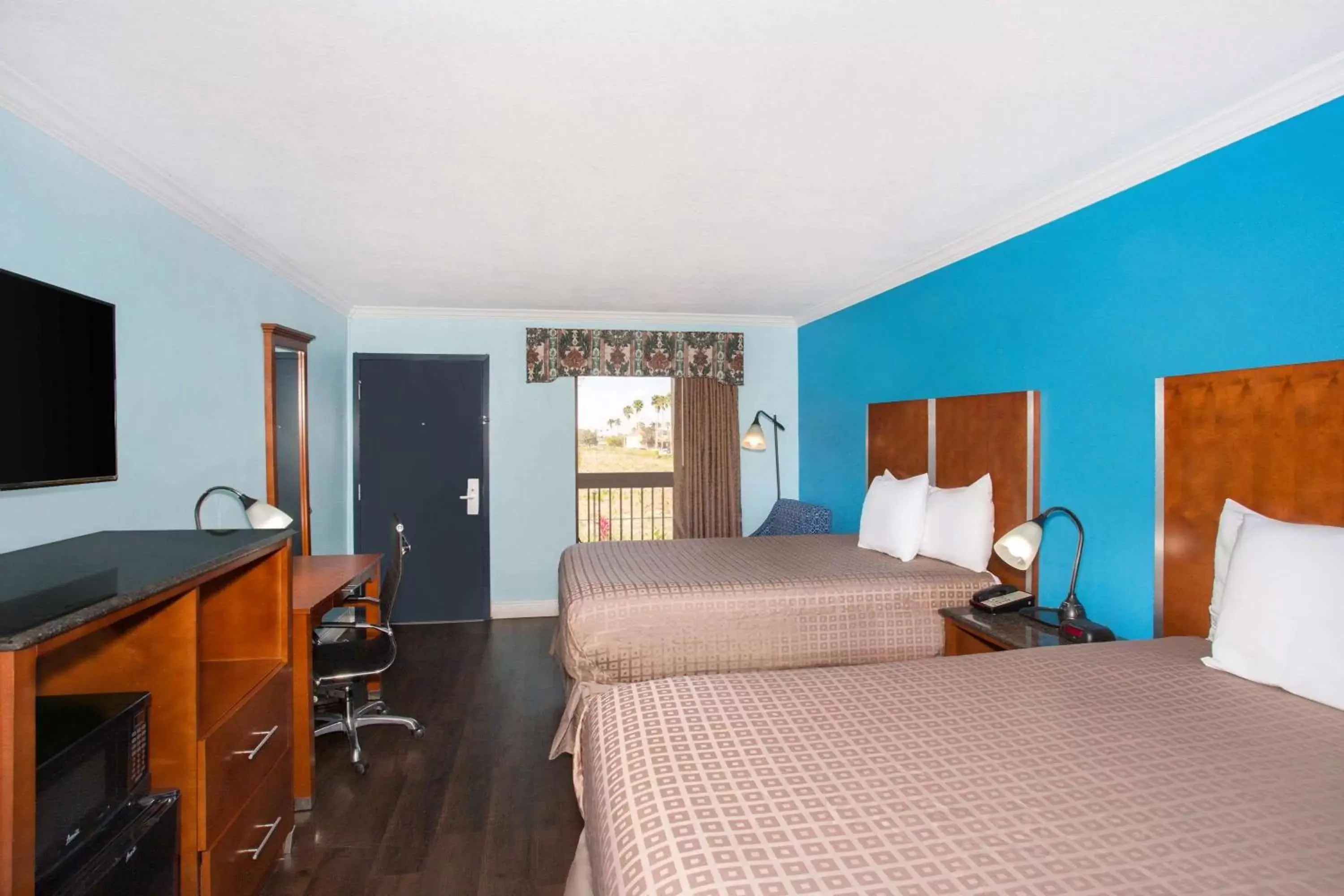 Photo of the whole room in Days Inn by Wyndham Florida City