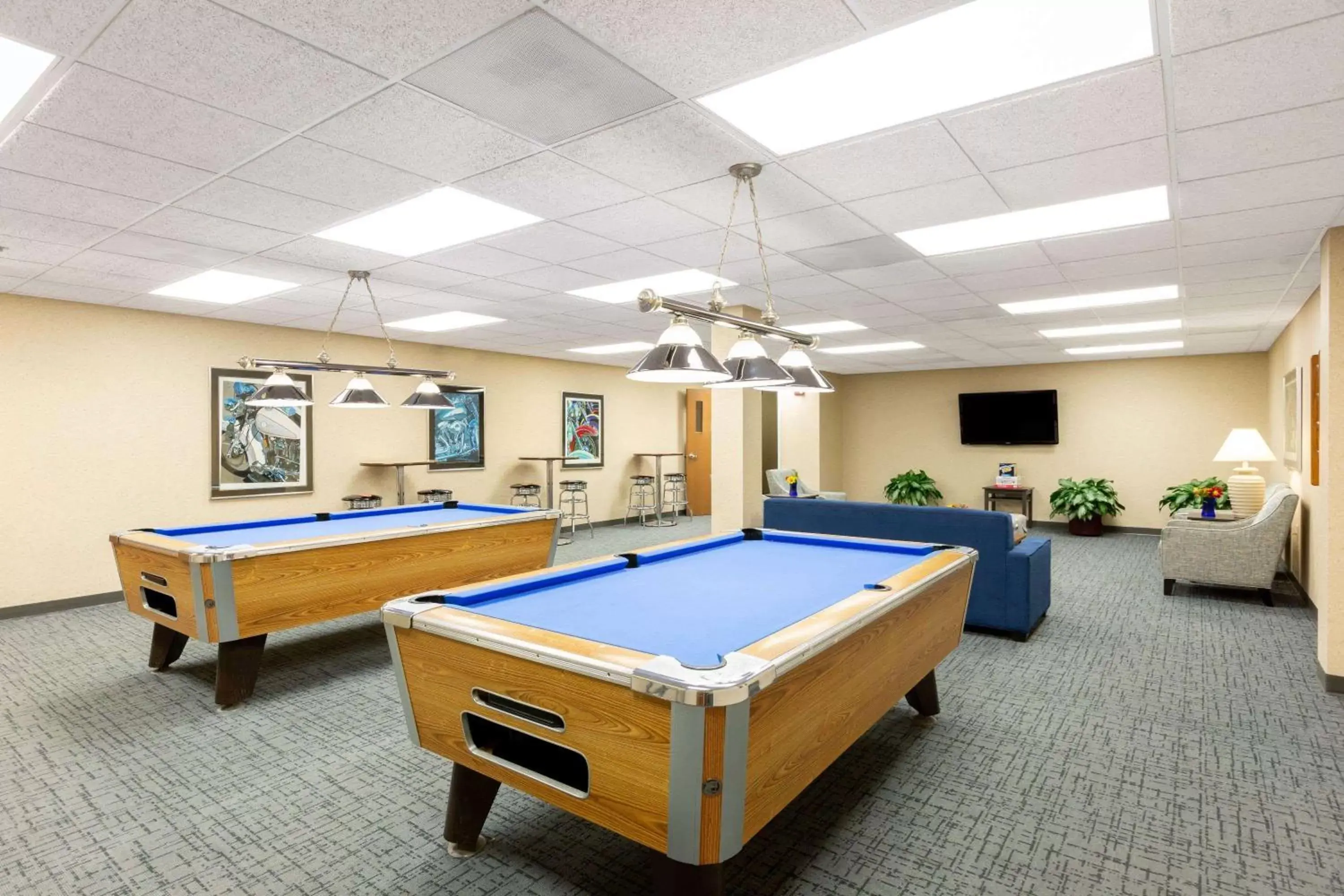 Game Room, Billiards in Baymont by Wyndham Des Moines Airport