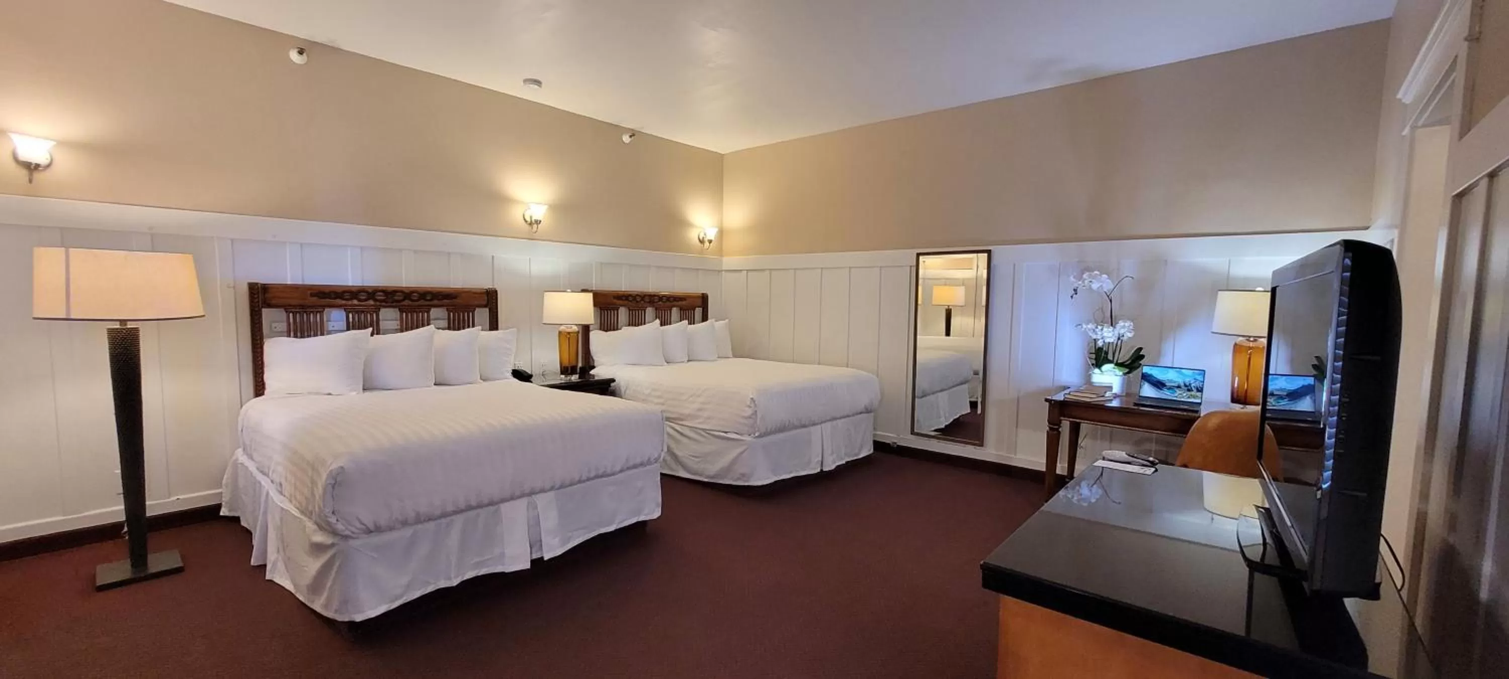 Bed in Butterfly Grove Inn