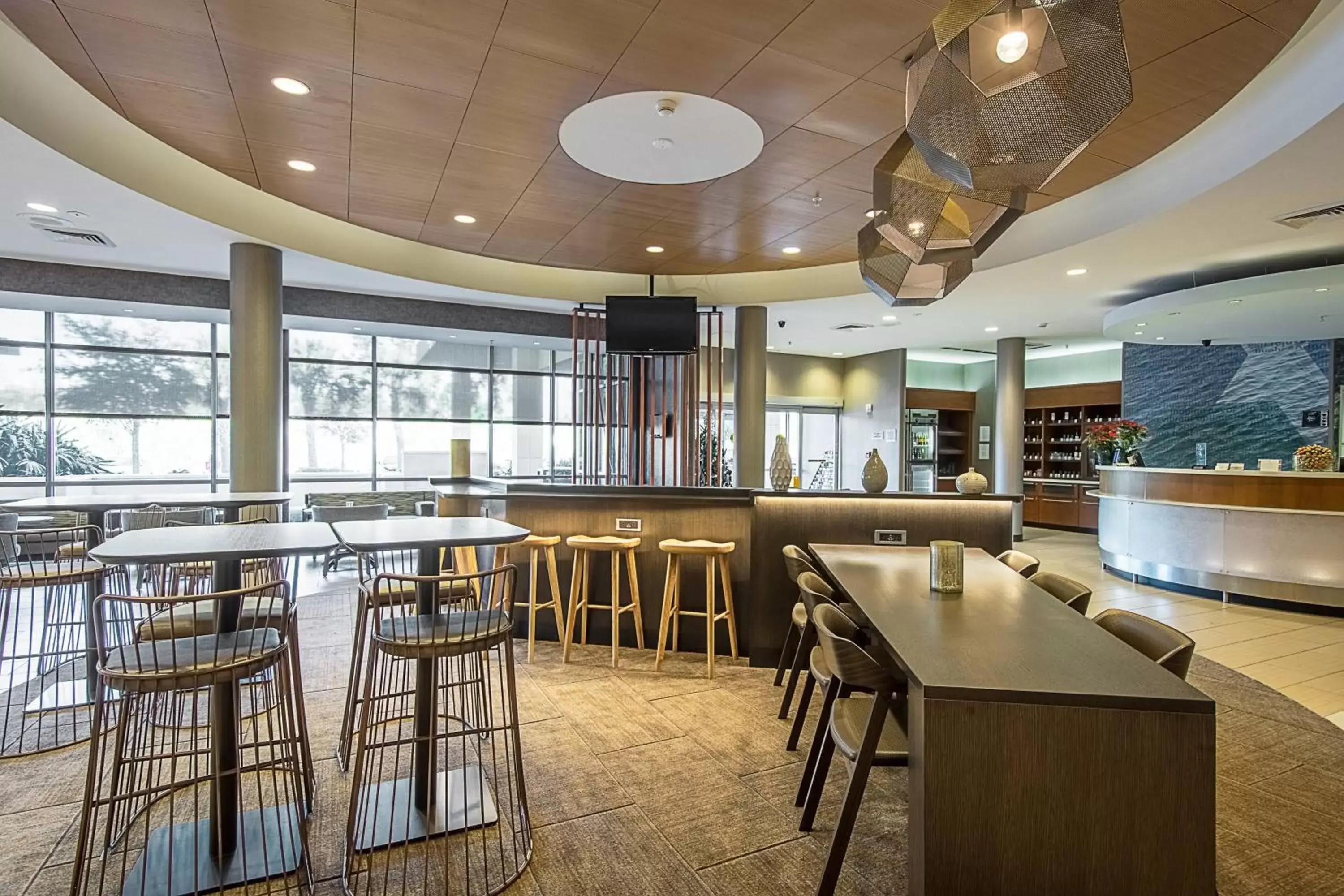 Breakfast, Lounge/Bar in SpringHill Suites Tampa North/Tampa Palms