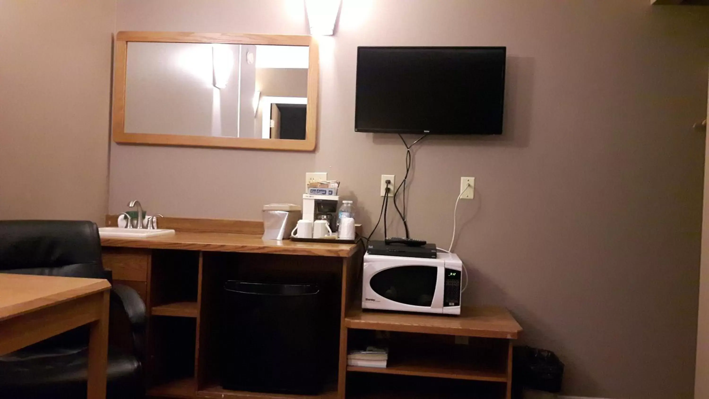 TV/Entertainment Center in Canway Inn & Suites