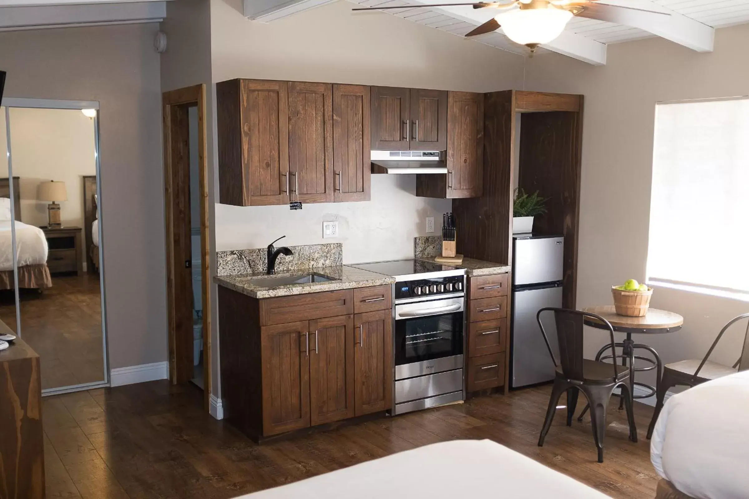 Kitchen or kitchenette, Kitchen/Kitchenette in Apple Tree Inn