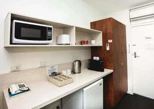 Coffee/tea facilities, Kitchen/Kitchenette in Shoreline Hotel