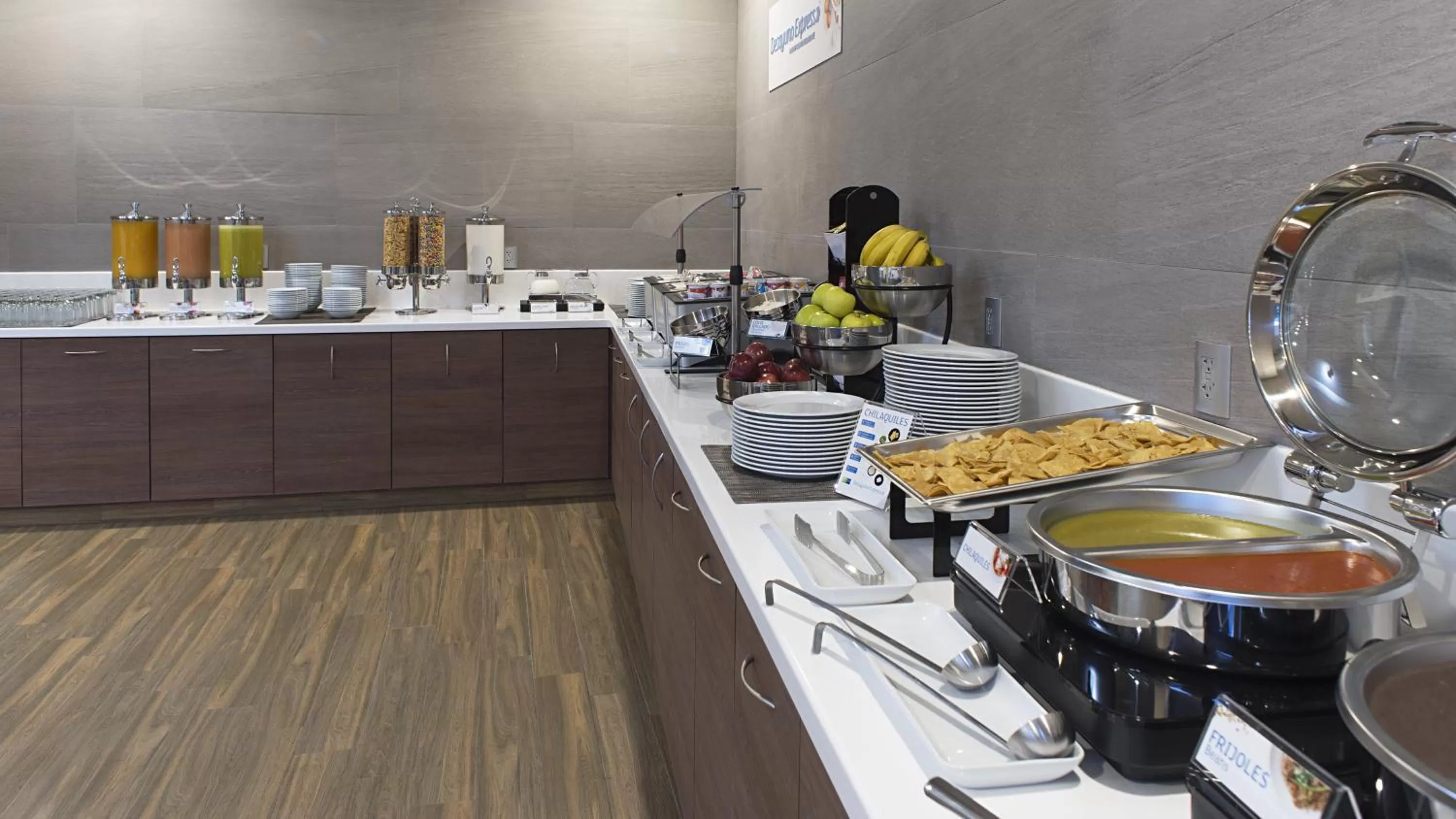 Restaurant/places to eat in Holiday Inn Express Mexico- Toreo by IHG