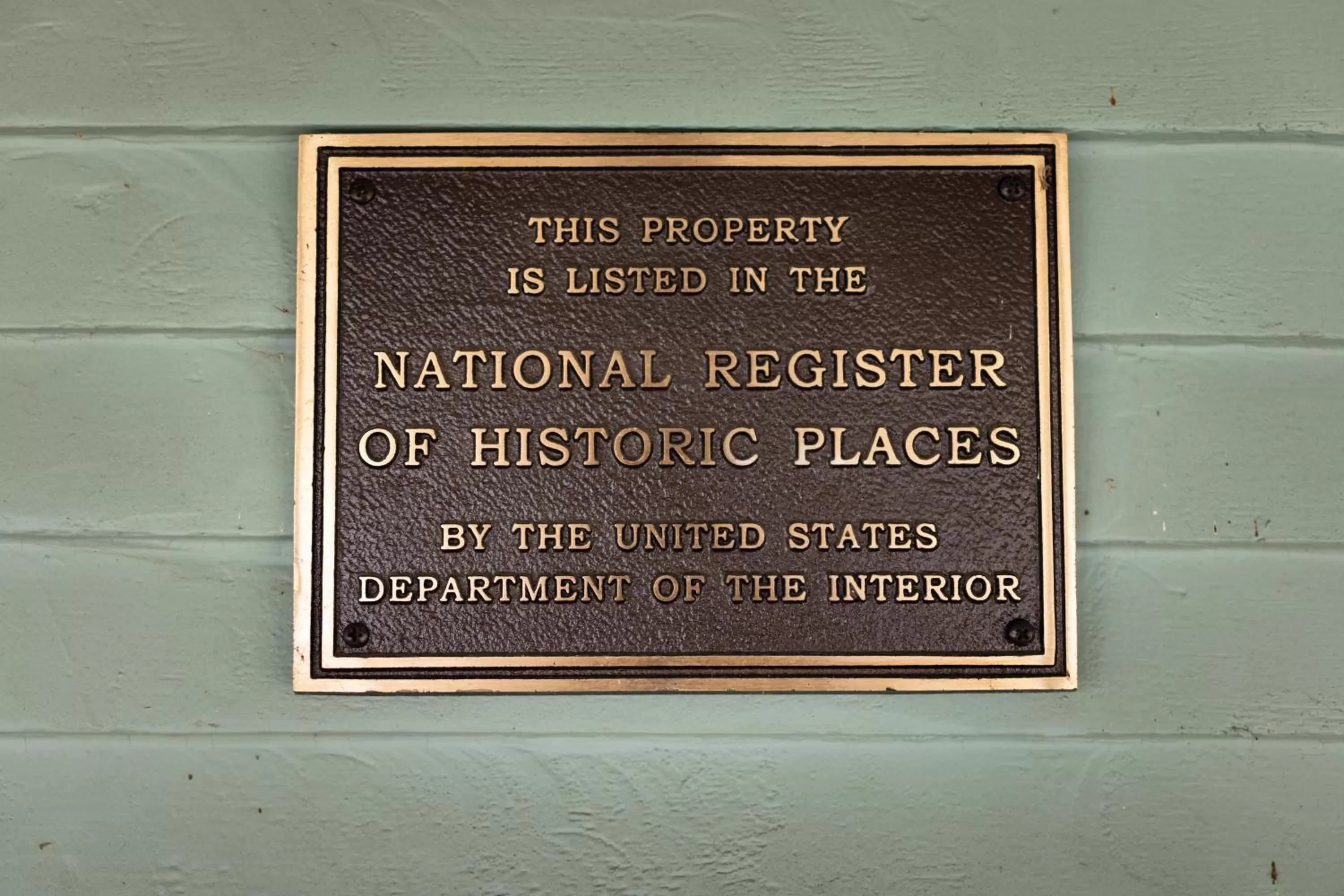 Logo/Certificate/Sign in Lakeside Inn