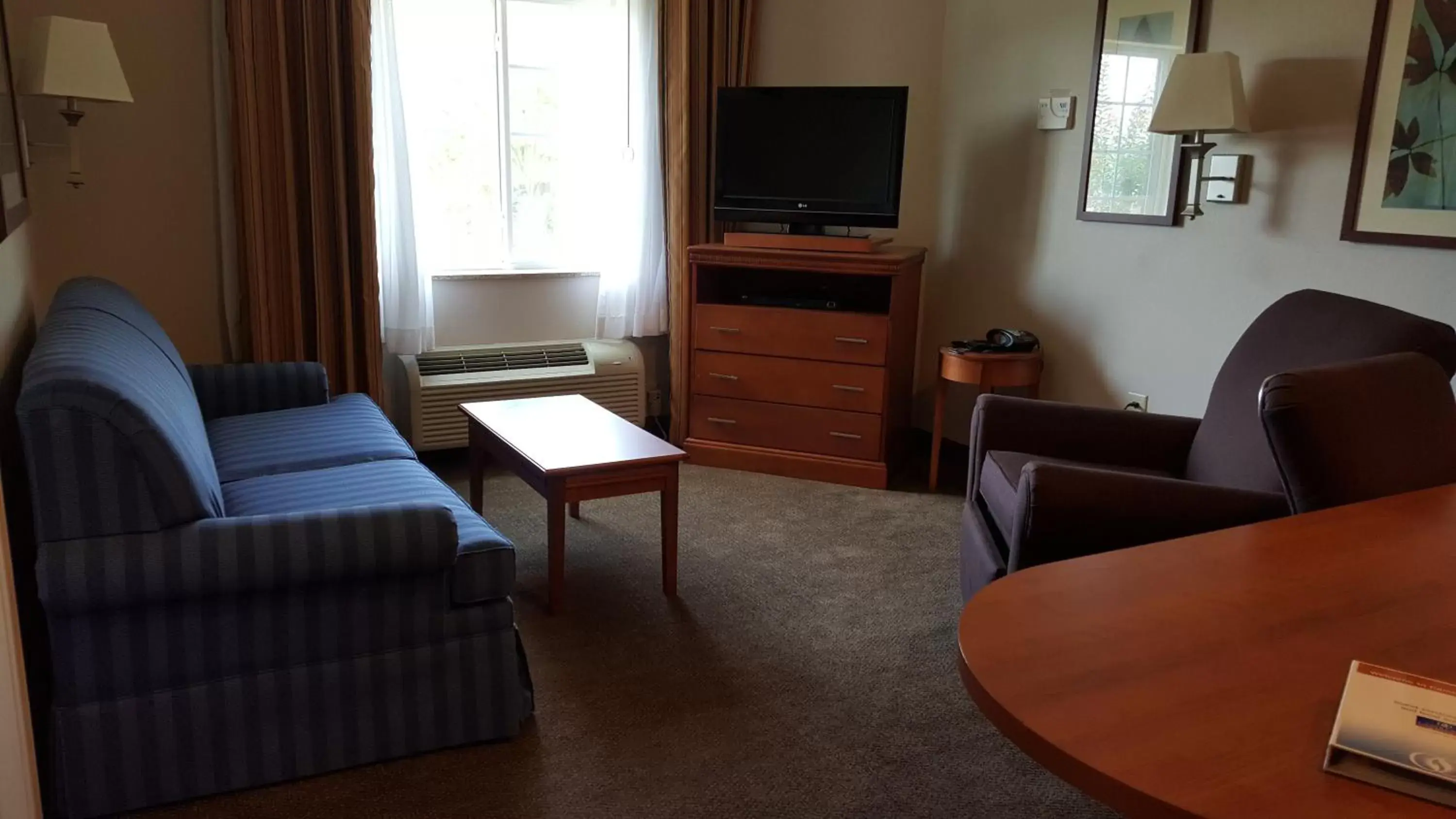 Photo of the whole room, Seating Area in Candlewood Suites Hot Springs, an IHG Hotel