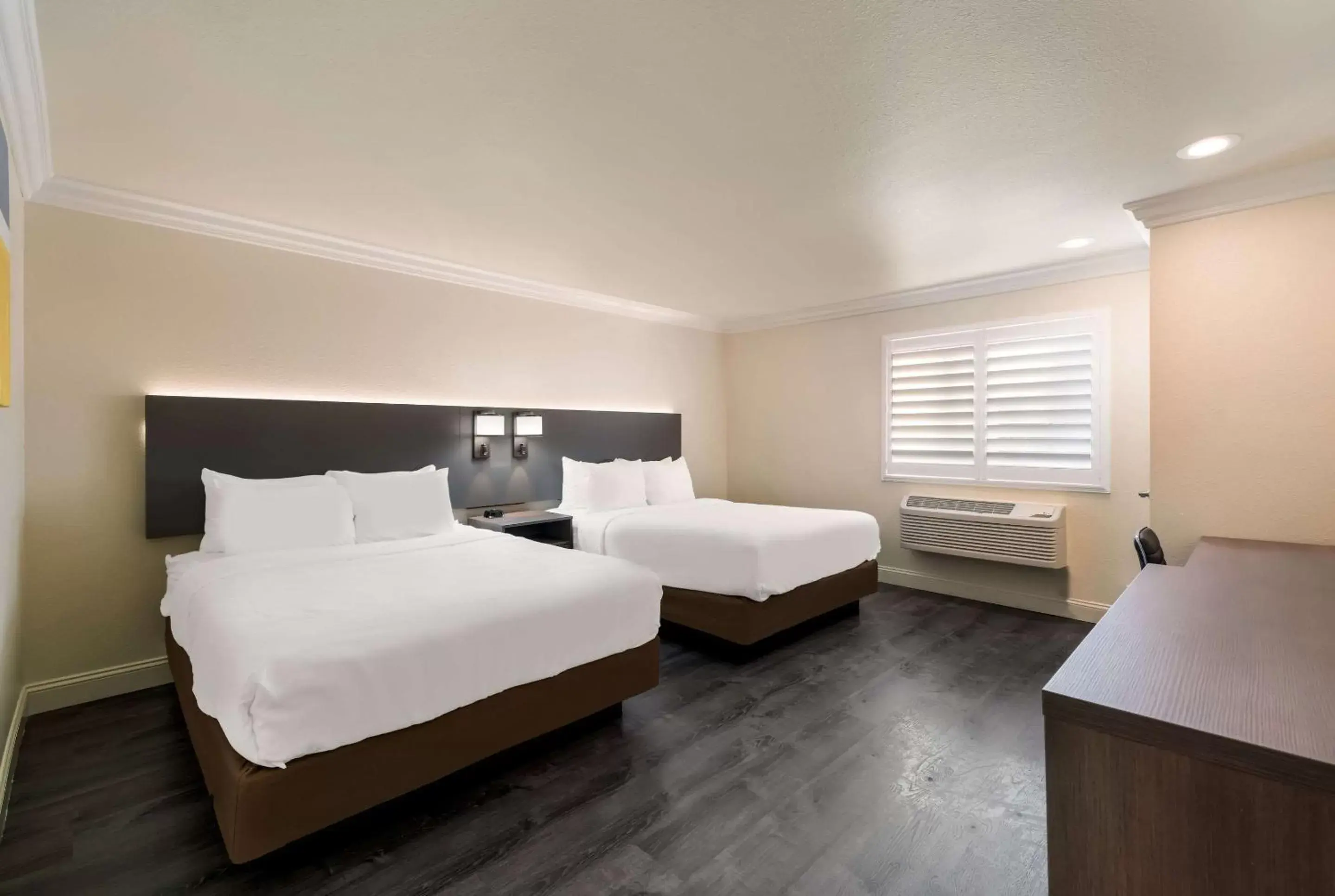 Bedroom, Bed in Comfort Inn Gilroy Bedroom, Bed in Comfort Inn Gilroy