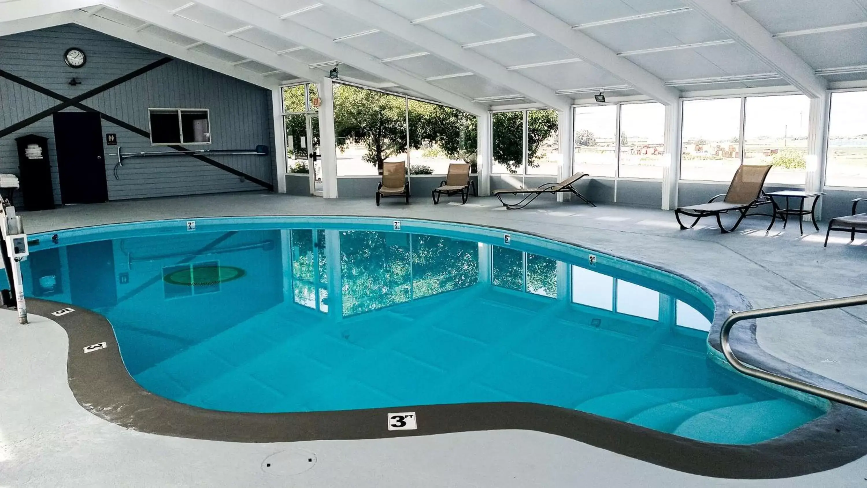 Pool view, Swimming Pool in Best Western Paradise Inn