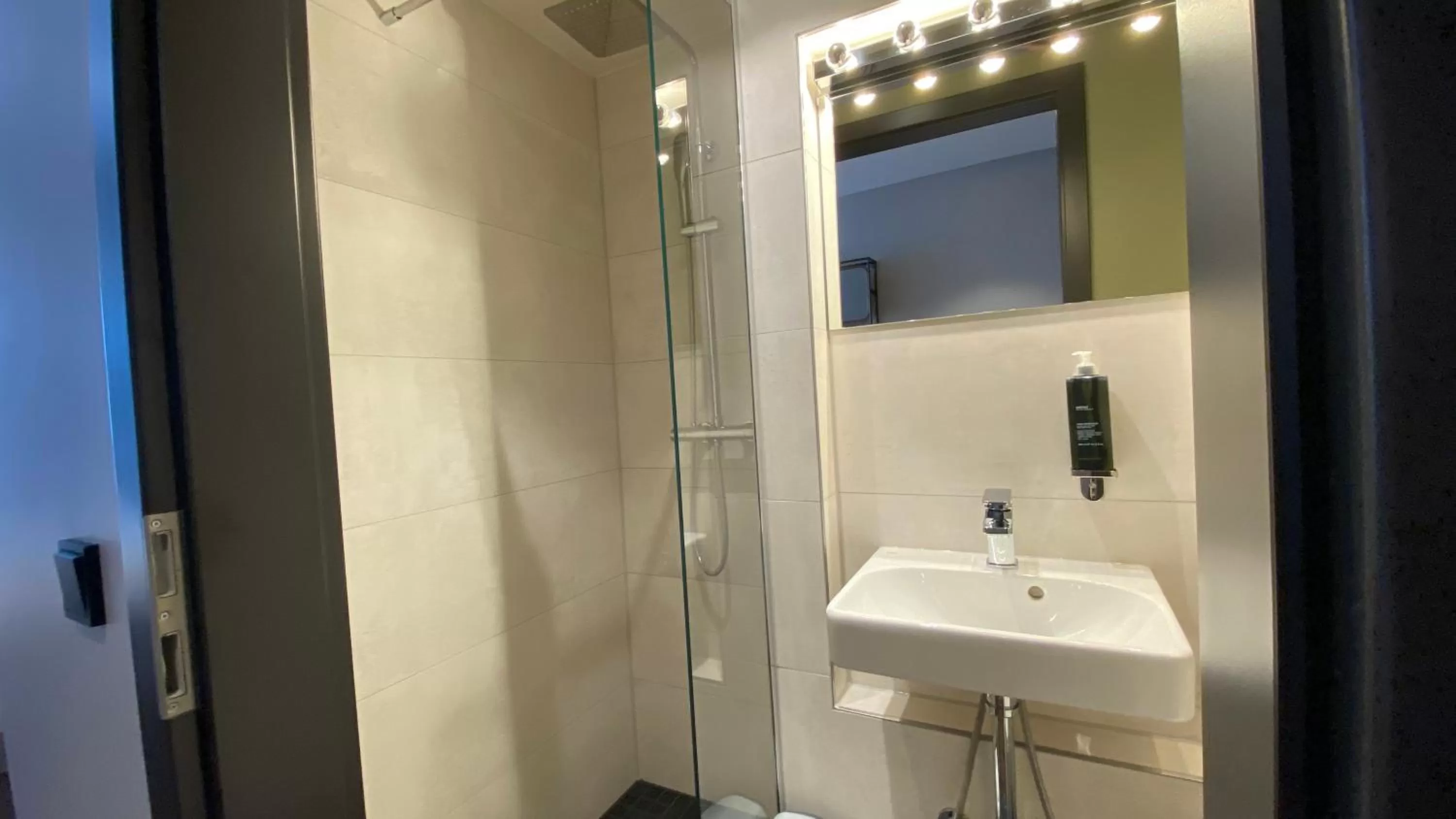 Bathroom in Munich Rooms Hotel