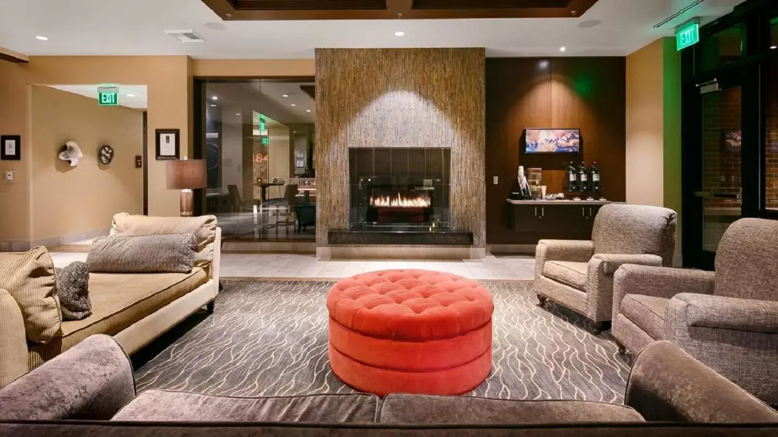 Seating Area in Best Western Premier Boulder Falls Inn