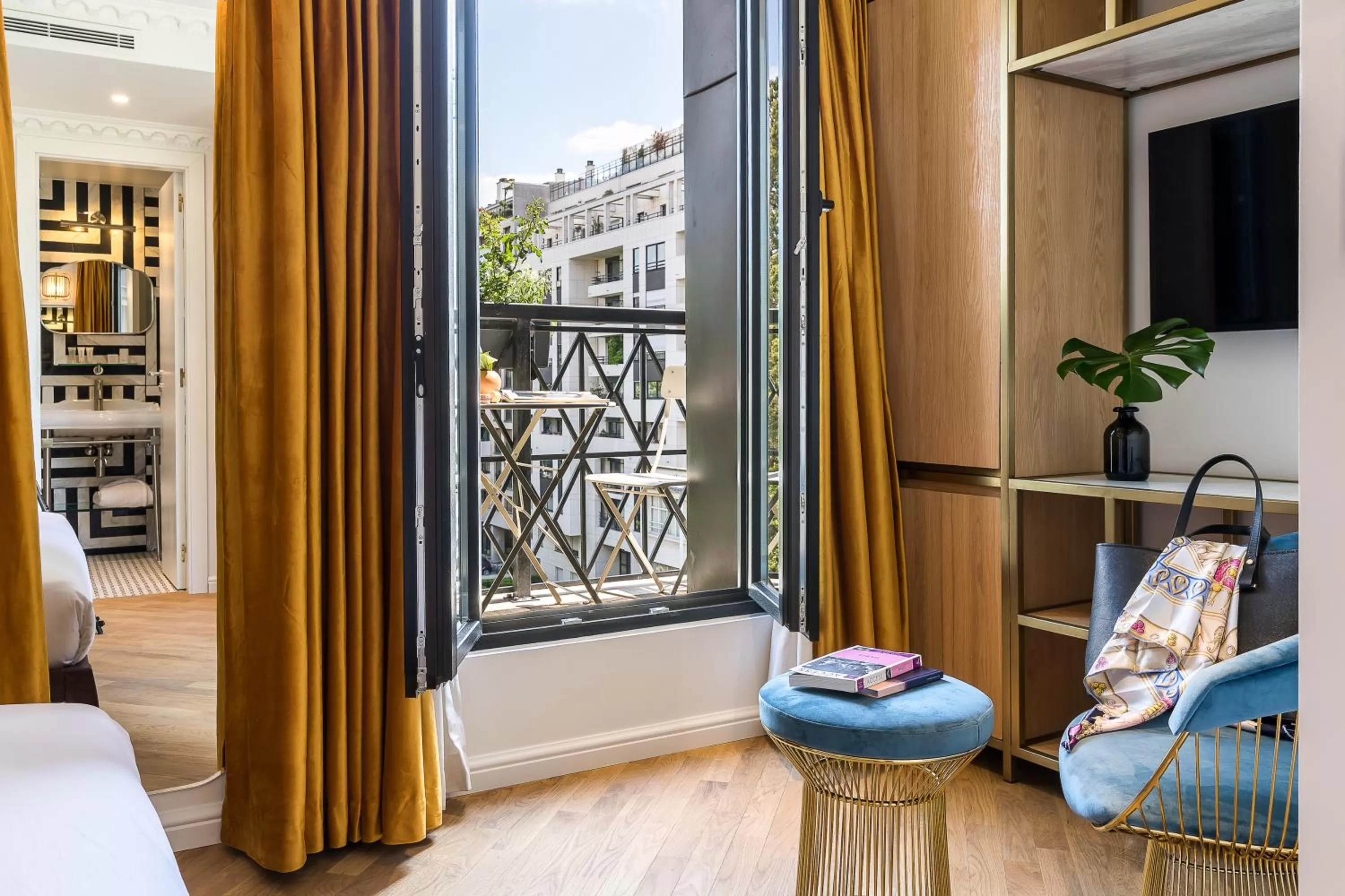 Bedroom, Bed in Rose Bourbon