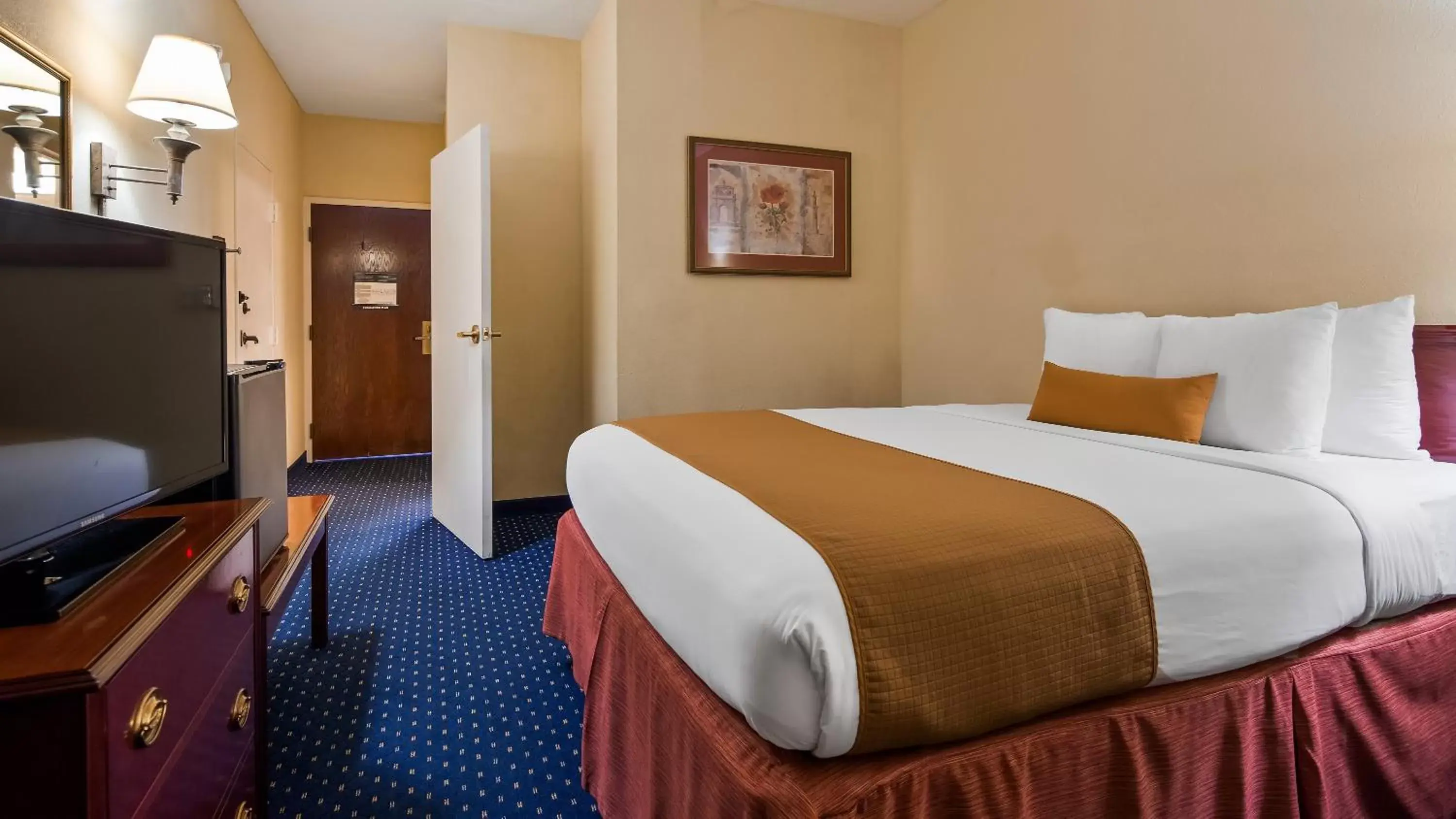 Bedroom, Bed in SureStay Plus Hotel by Best Western Chicago Lombard