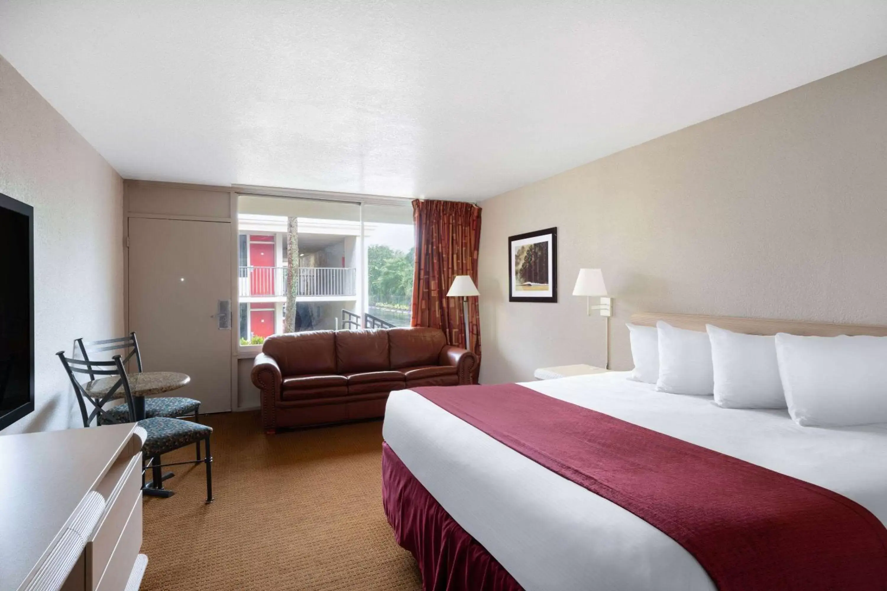 Standard King Inn Room in Ramada by Wyndham Kissimmee Gateway