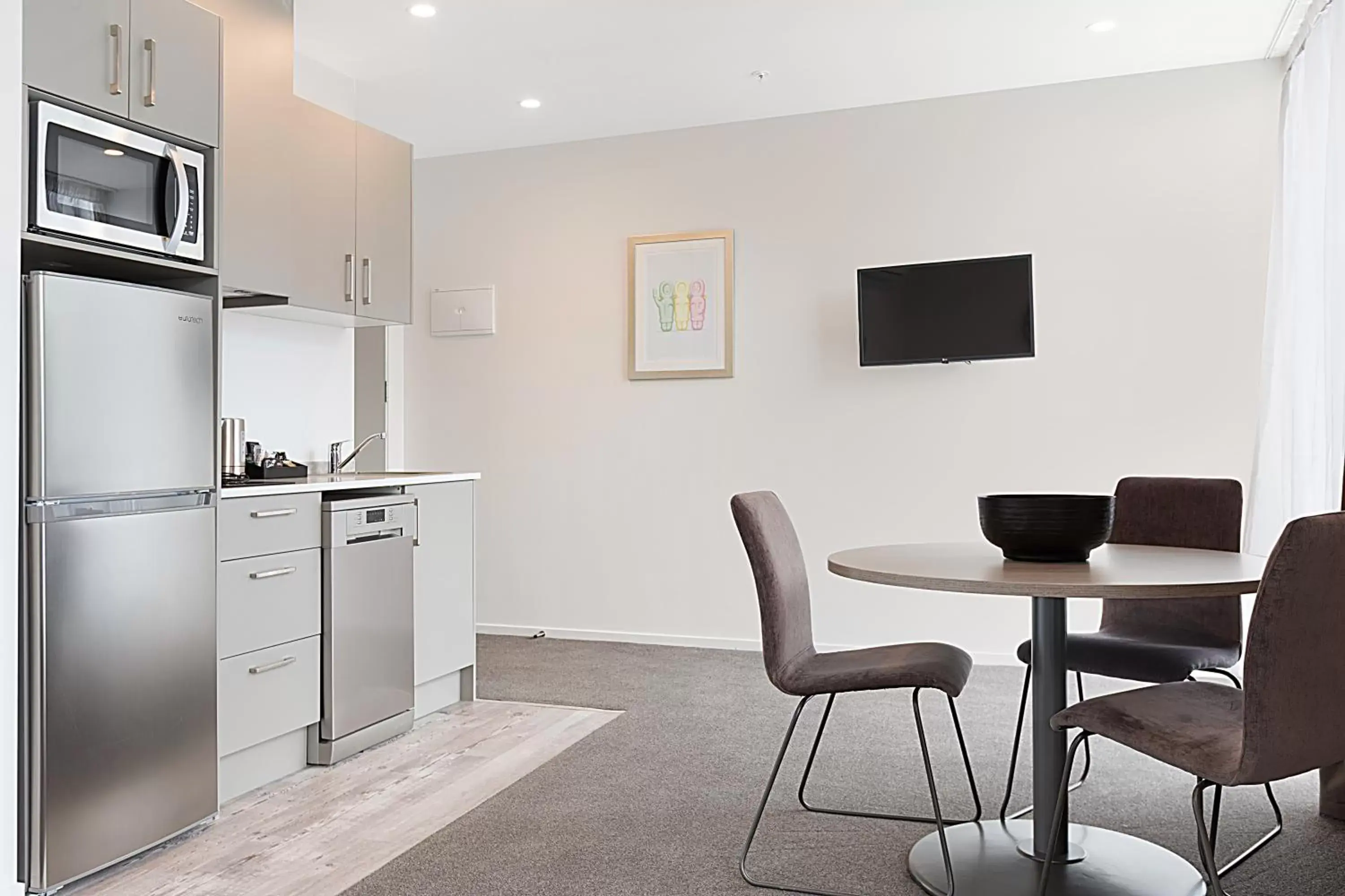 TV and multimedia, Dining Area in Ramada Suites Victoria Street West