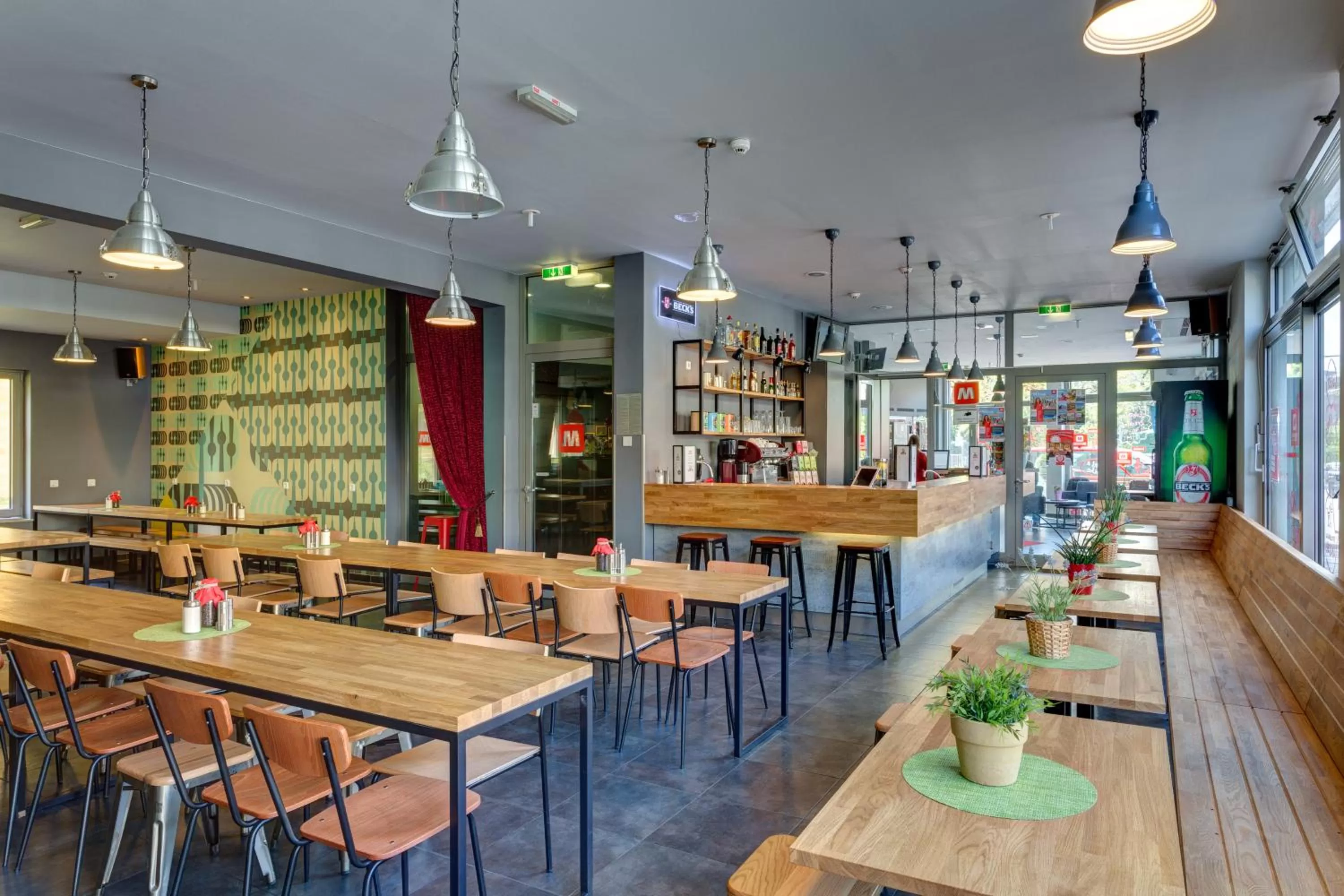 Restaurant/places to eat in MEININGER Hotel Berlin Alexanderplatz