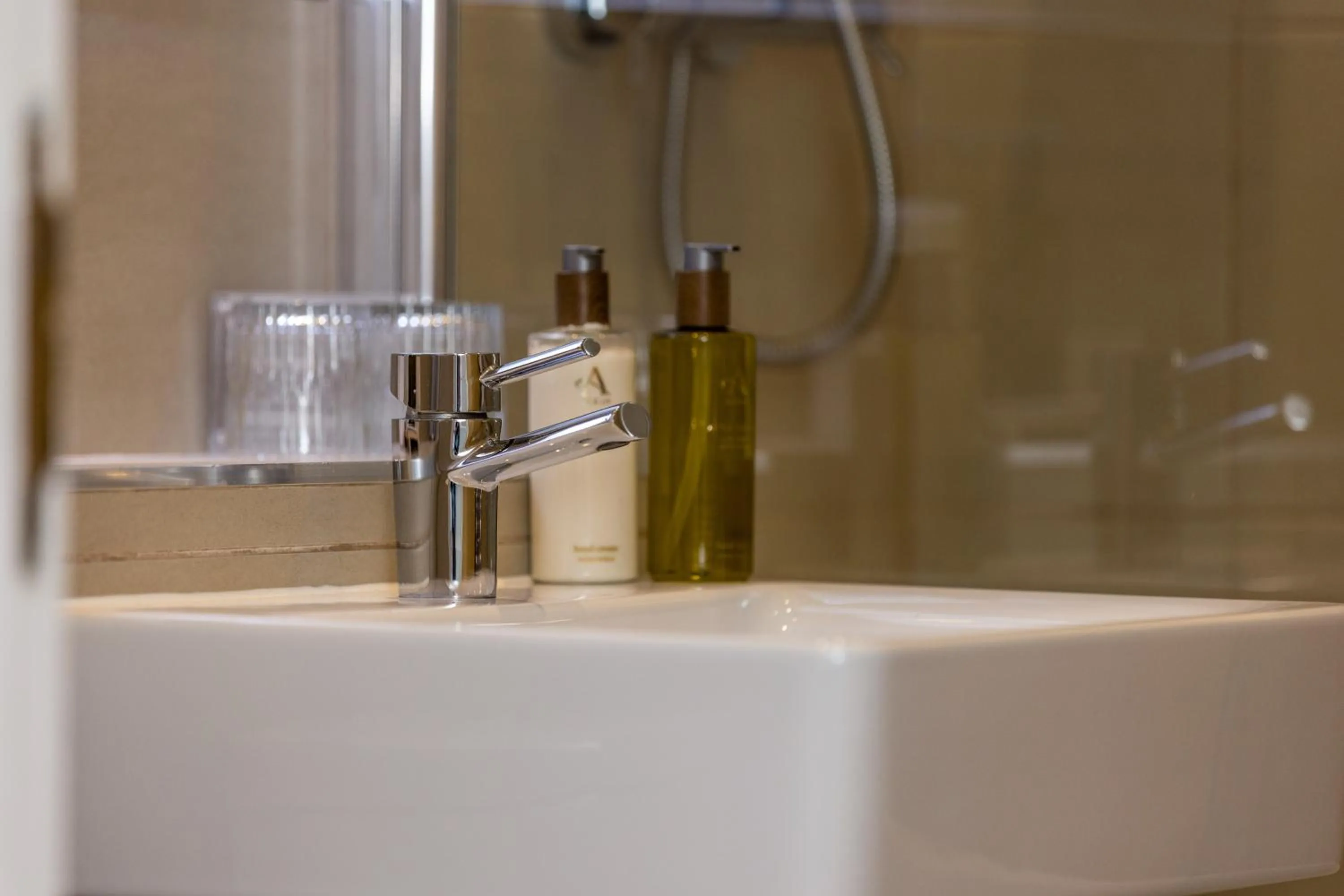 Bathroom in 28 York Place Hotel