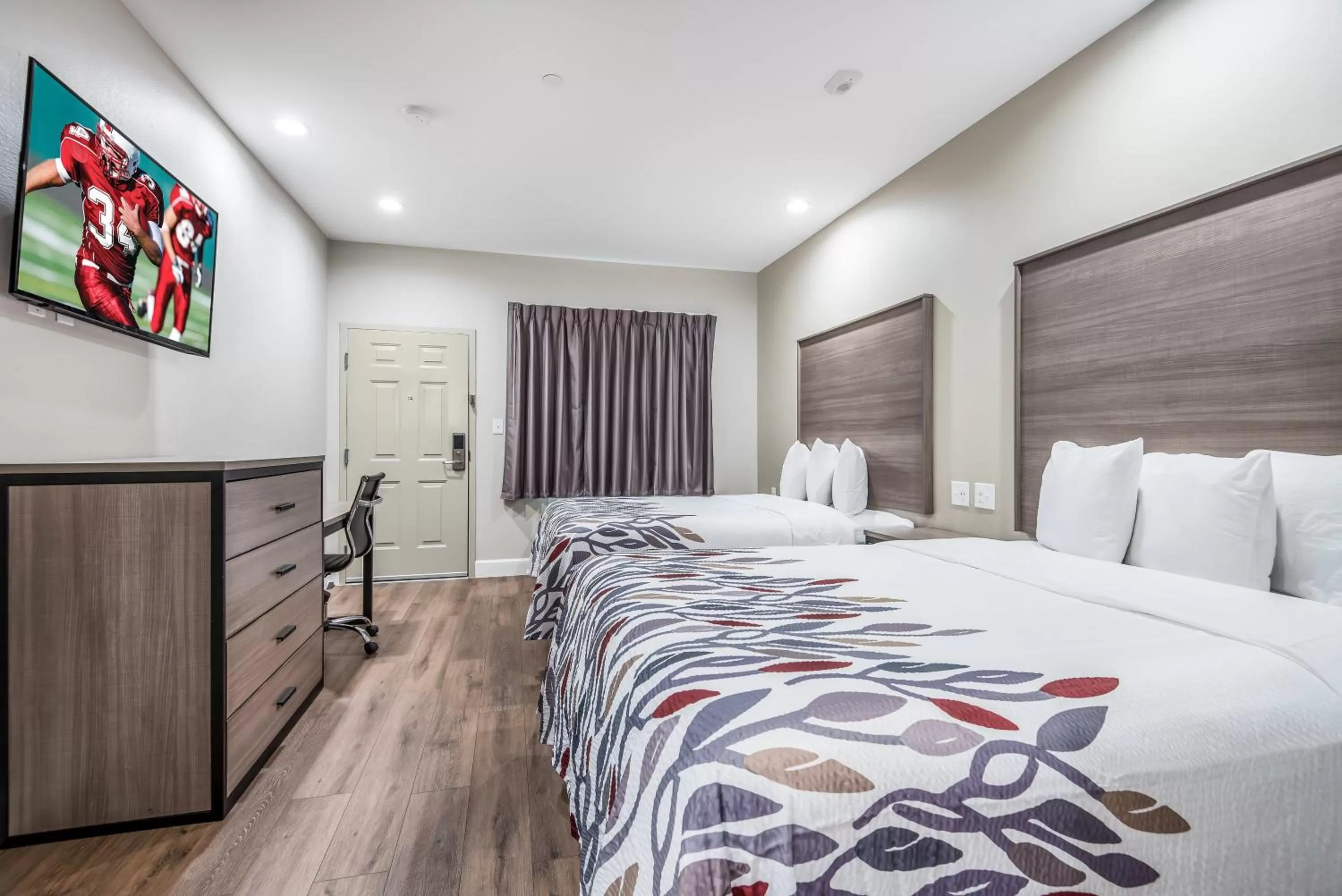 Photo of the whole room, Bed in Red Roof Inn Baytown