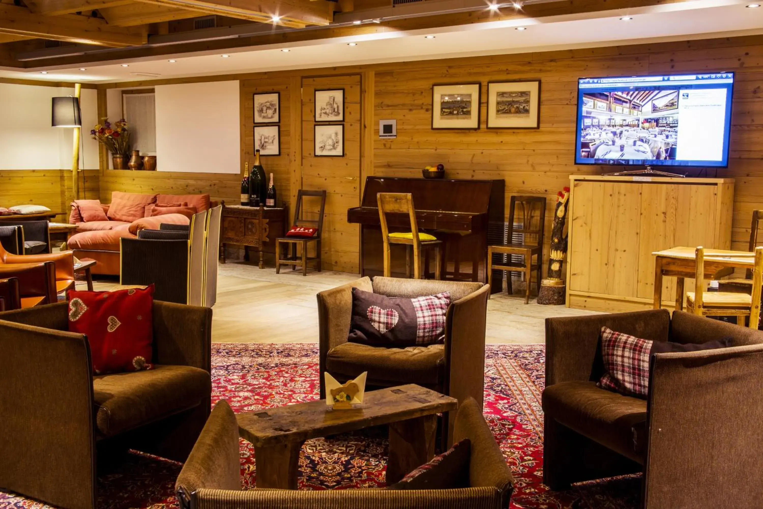 Communal lounge/ TV room, Restaurant/Places to Eat in Hotel Pilier D'Angle & Wellness