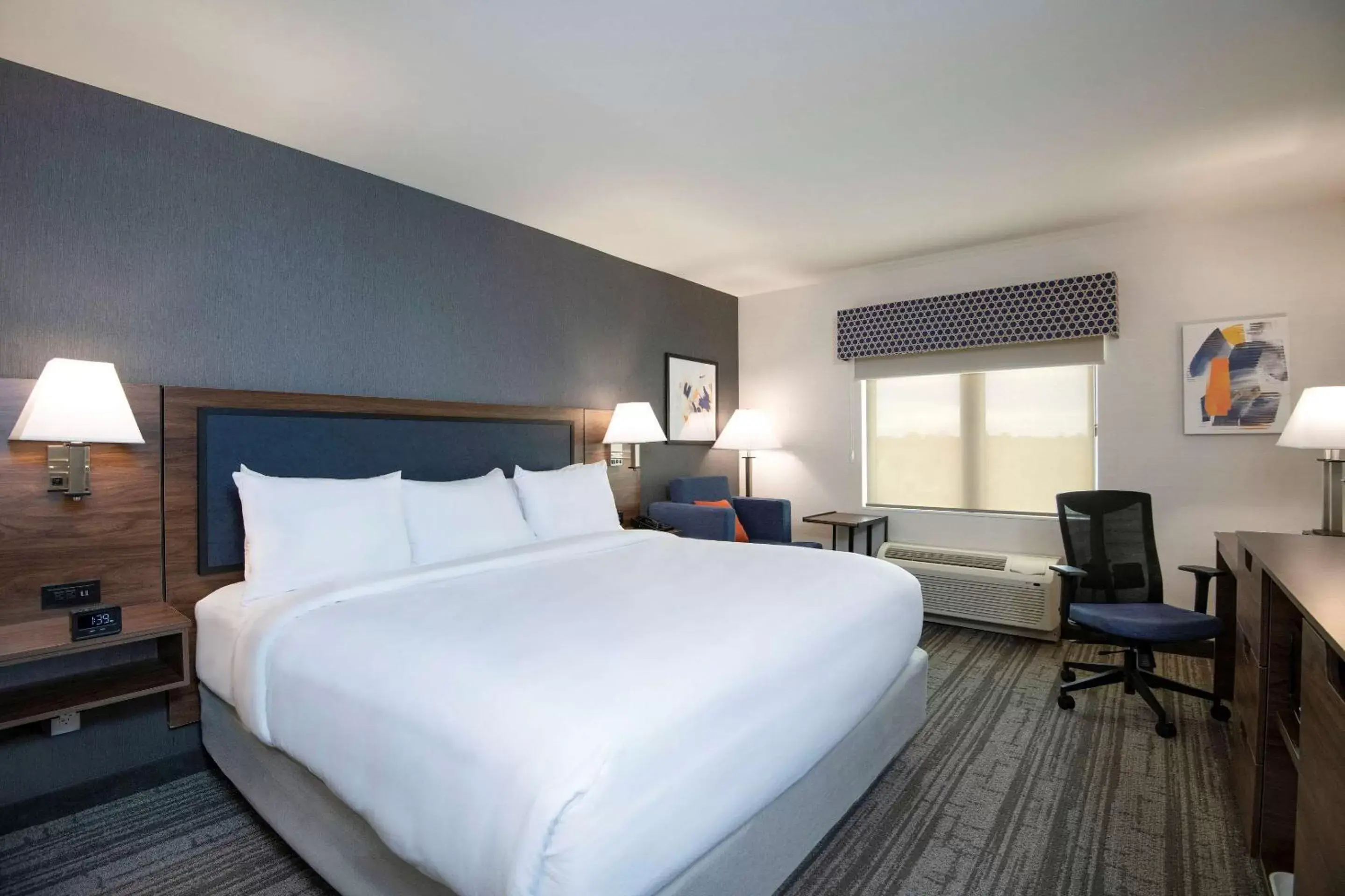 Photo of the whole room, Bed in Comfort Inn & Suites