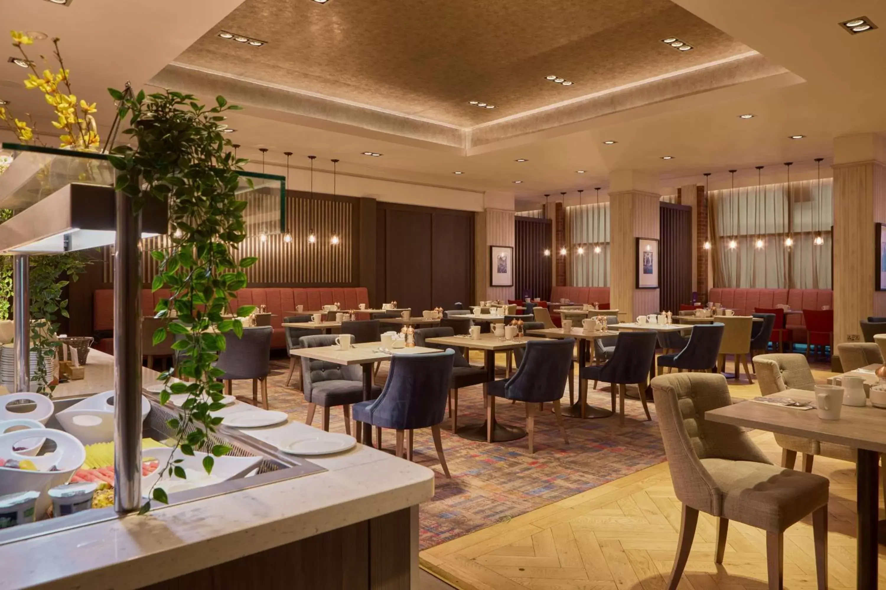Lounge or bar, Restaurant/Places to Eat in DoubleTree by Hilton Glasgow Central