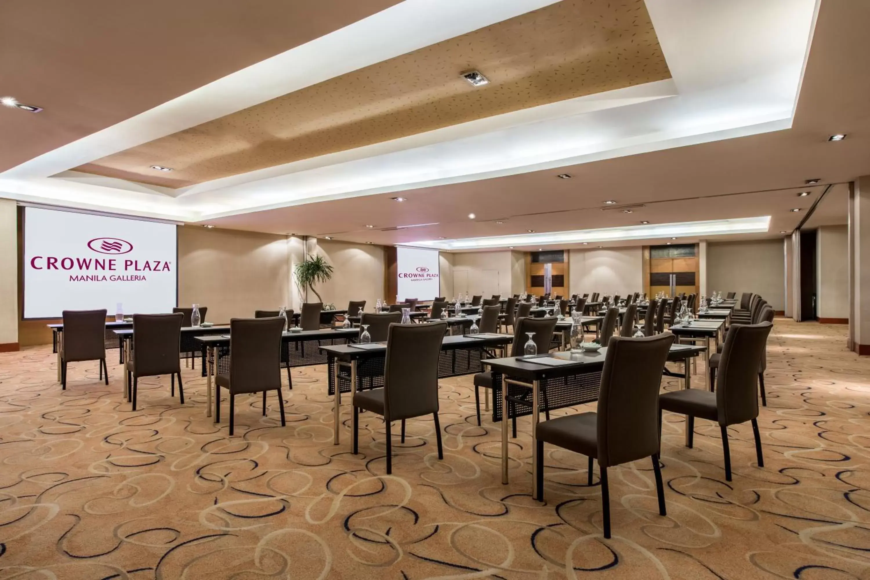 Meeting/conference room, Restaurant/Places to Eat in Crowne Plaza Manila Galleria, an IHG Hotel