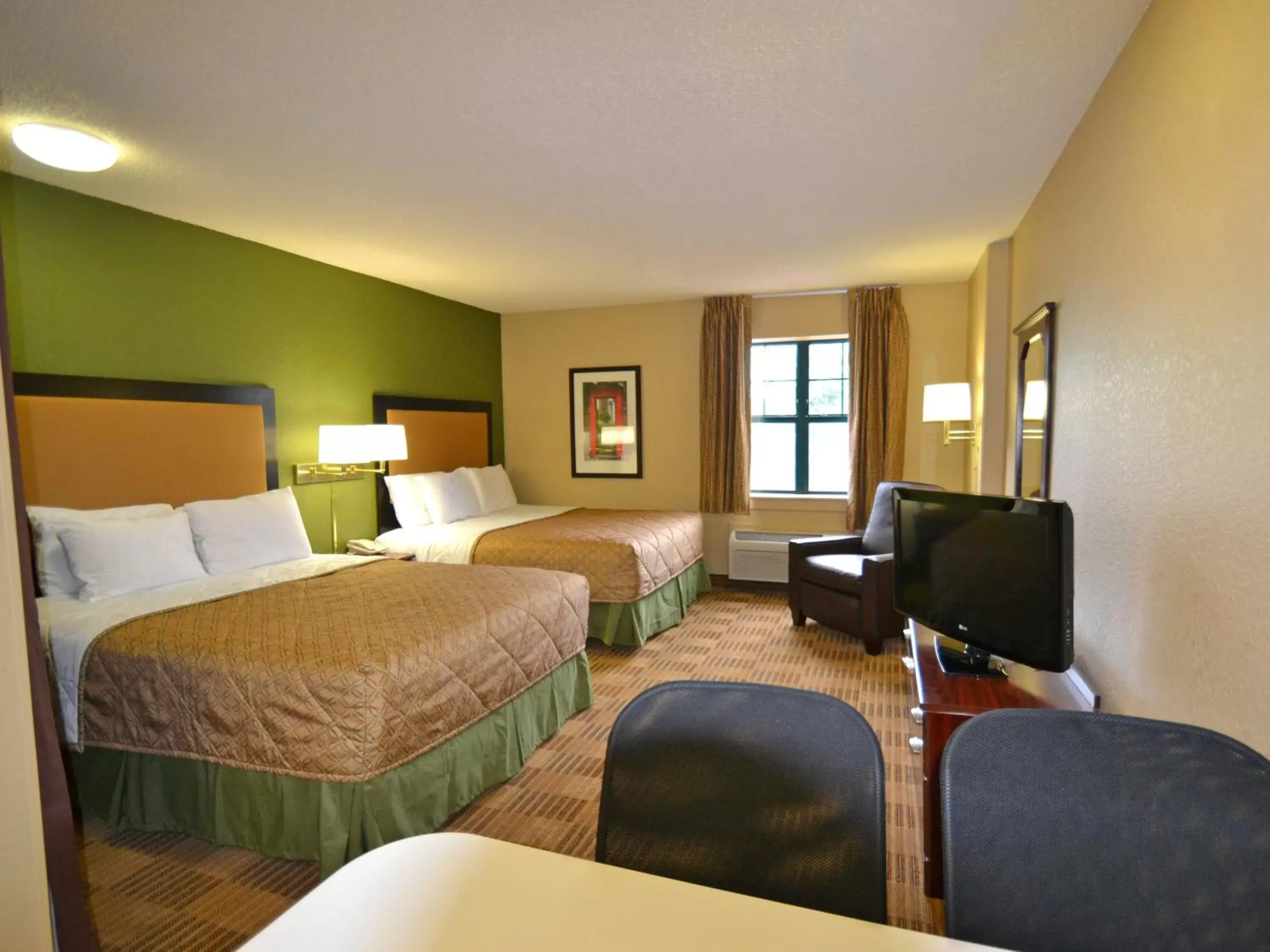 TV and multimedia in Extended Stay America Suites - Detroit - Farmington Hills