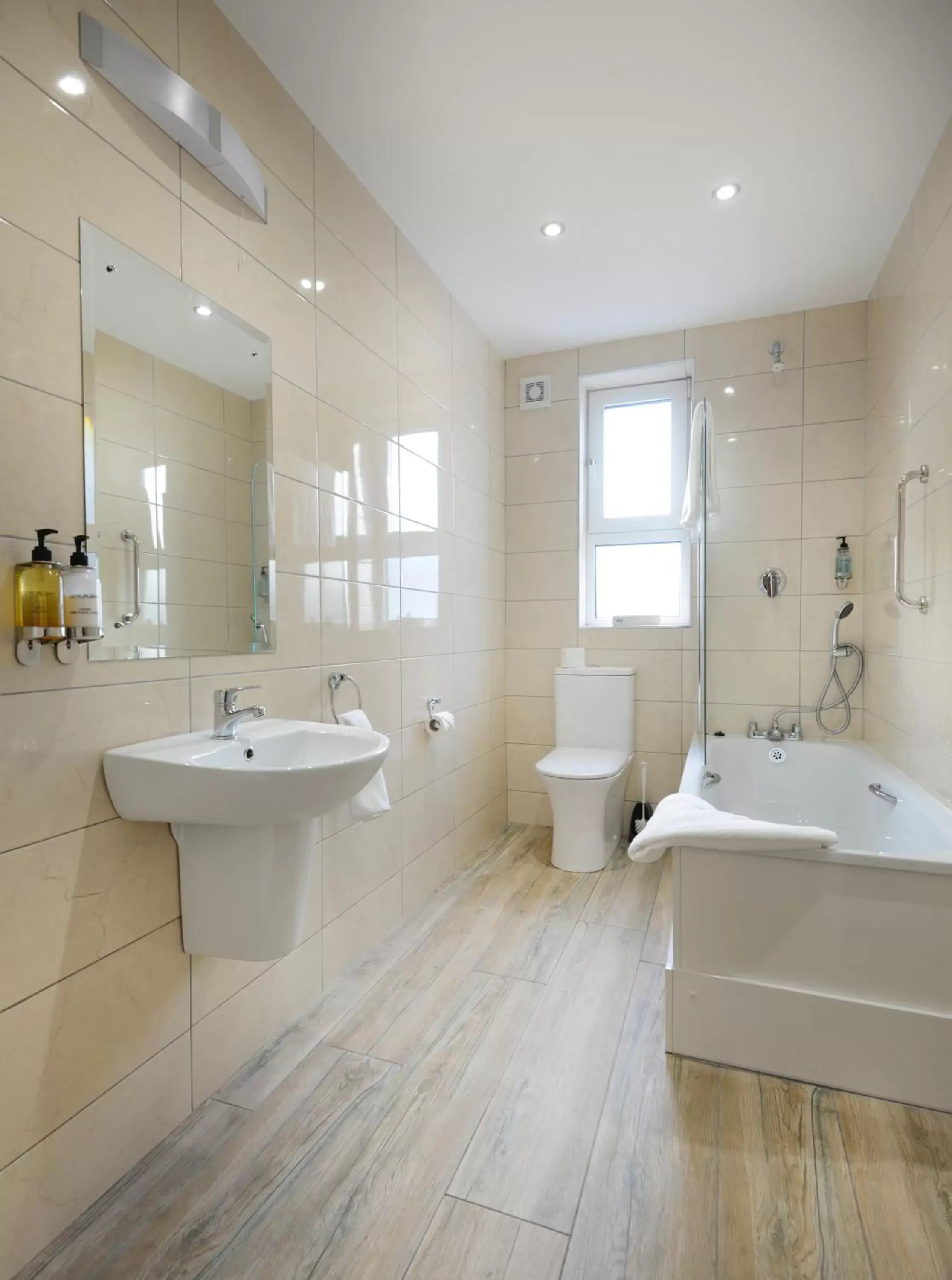 Bathroom in Imperial Hotel Galway