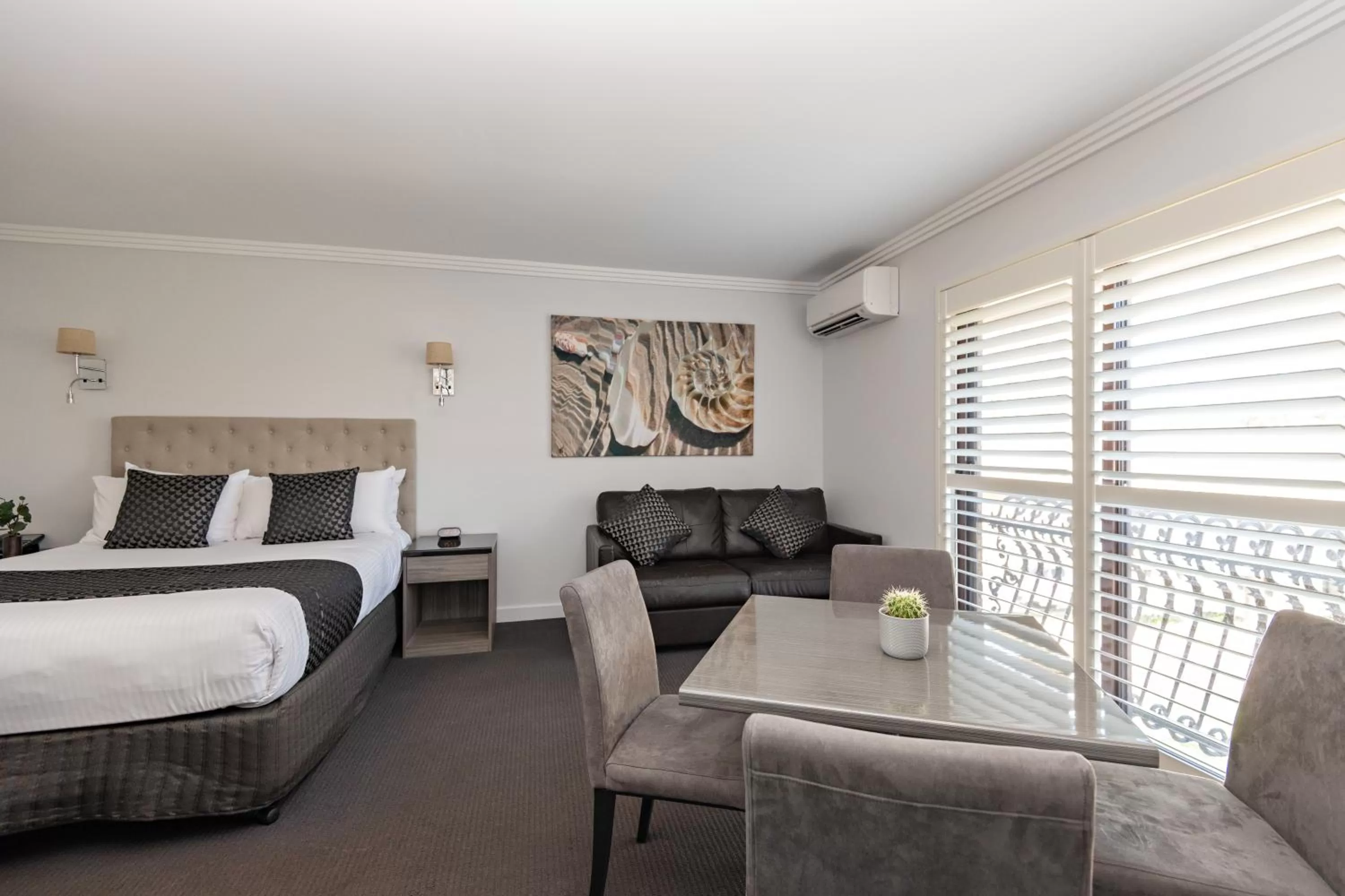 Seating area, Bed in Lincoln Downs Resort Batemans Bay