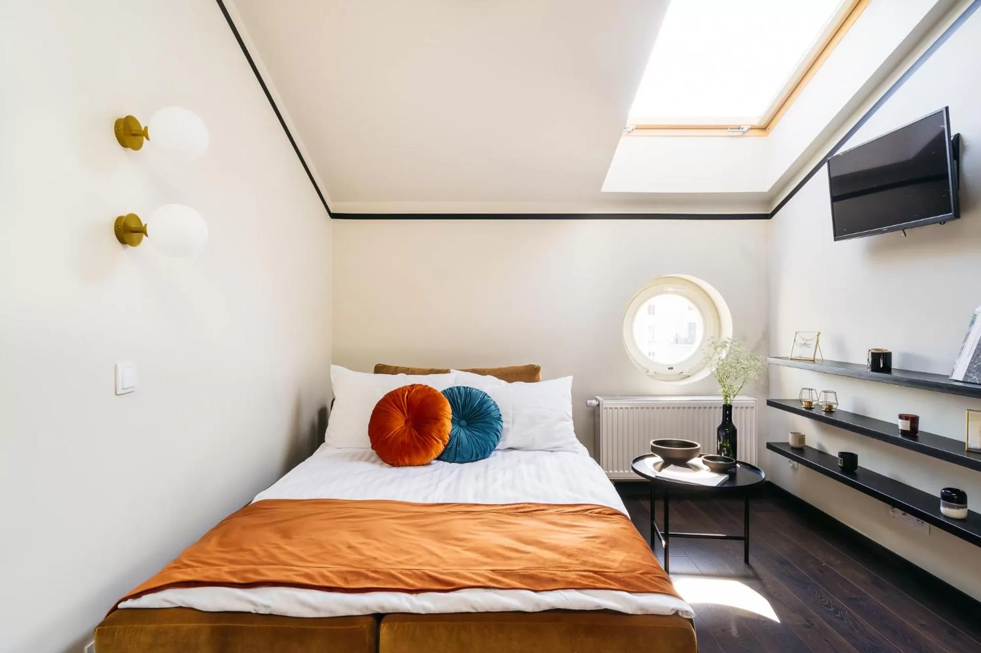 TV and multimedia, Bed in Estery12 by Loft Affair