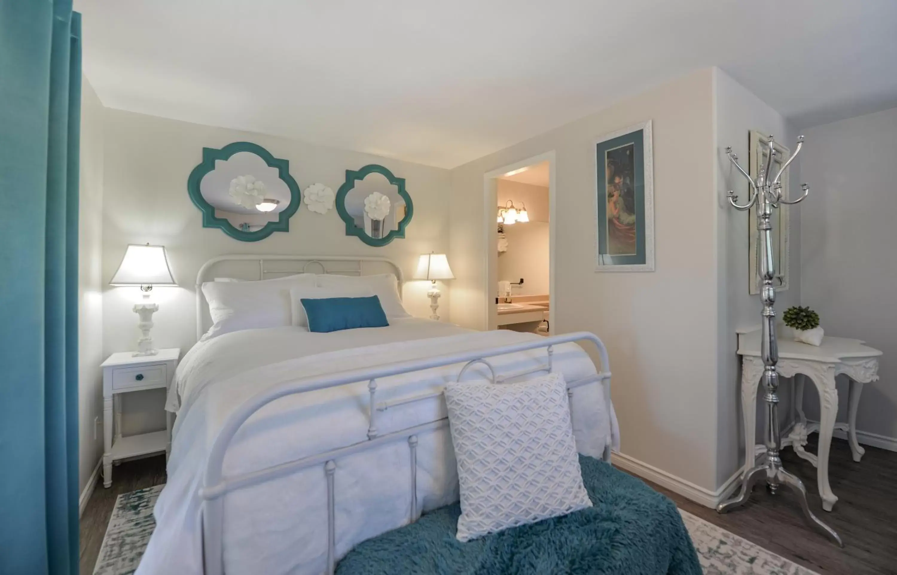 Bedroom, Bed in Raven Point Inn