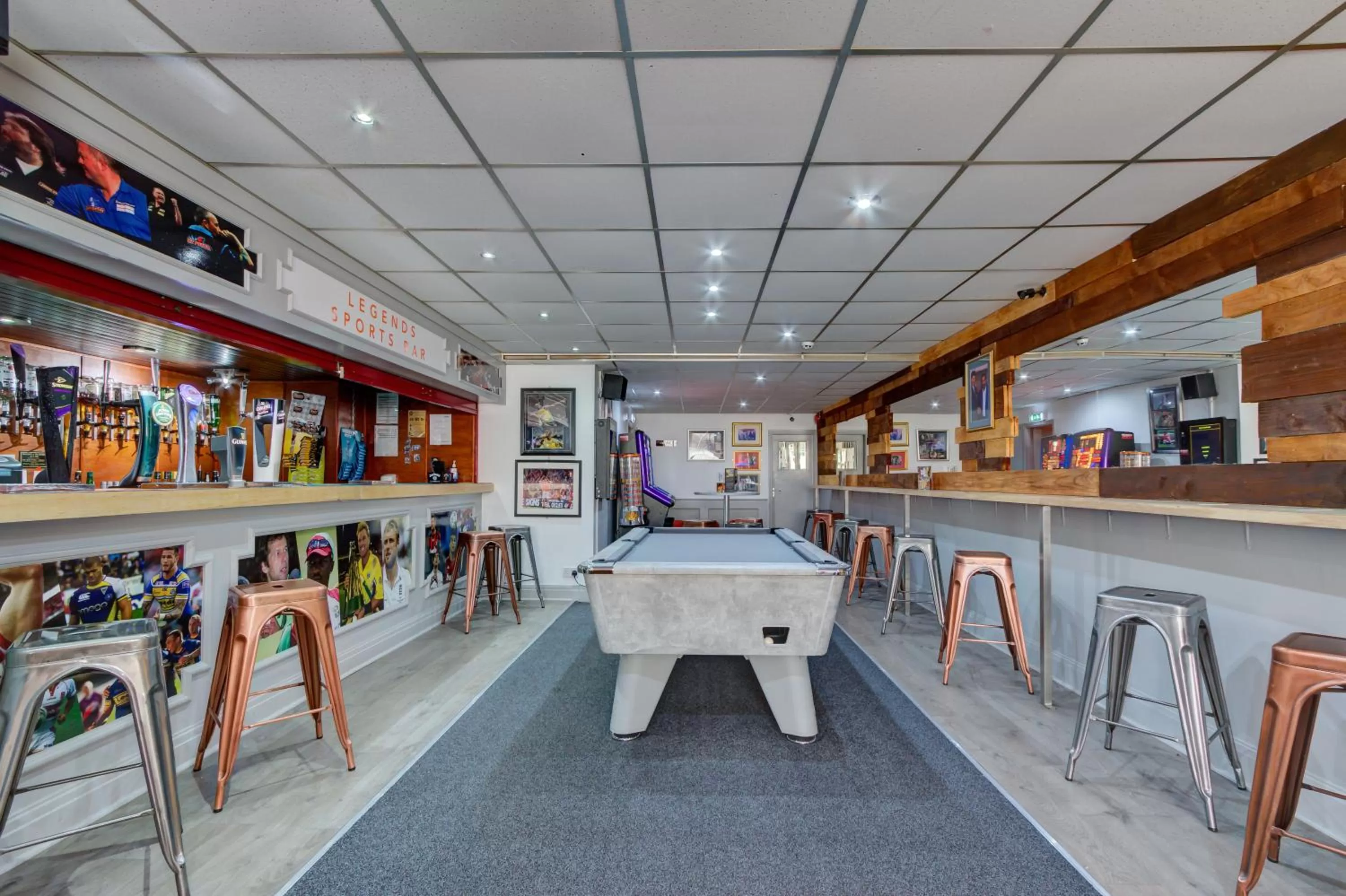 Lounge or bar in The Sandringham Court Hotel & Apartment Welcoming Large and Small Groups for 15 years