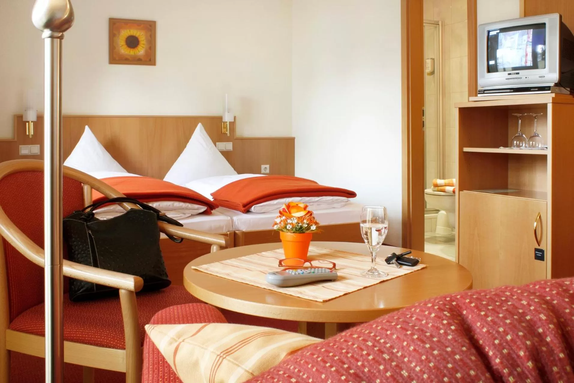 Photo of the whole room, Bed in Hotel Rose Heidelberg inklusive Frühstück, Saunanutzung und Parkplätze nach Verfügbarkeit