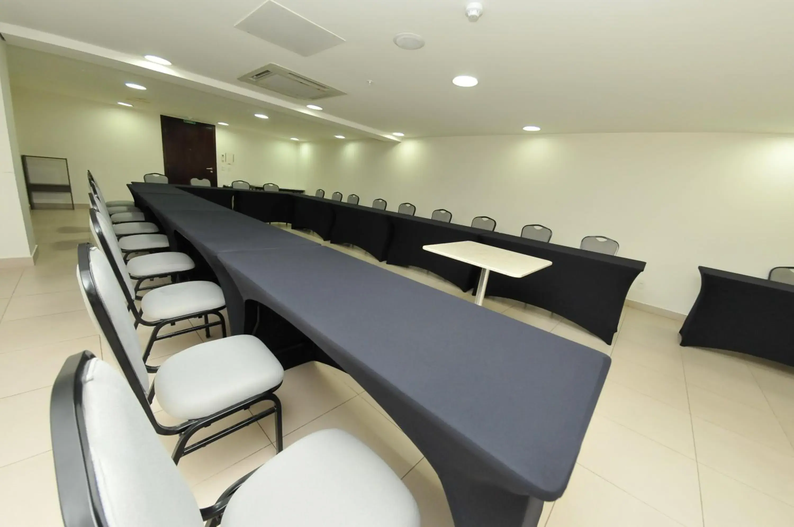 Meeting/conference room in Holiday Inn Cuiaba, an IHG Hotel