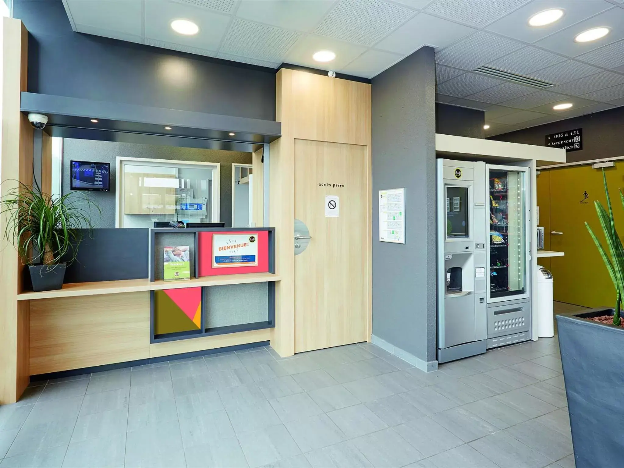 Lobby or reception in B&B HOTEL Lens Musée Du Louvre Lobby or reception in B&B HOTEL Lens Musée Du Louvre